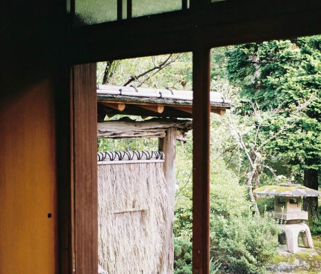 栗山遥さんのインスタグラム写真 - (栗山遥Instagram)「ずっと行ってみたかった、おちあいろう♨︎ 旅館がまるごと有形文化財になっていて、 長く大切に引き継がれてきたことがよく分かる。 宿、食事、温泉、サウナ、おもてなし、 どれも本当に素晴らしかった😢また絶対に行きたい！  福島のおばあちゃんの家と雰囲気が似ていて、 肩の荷が下りるような安らぎと、 静寂な空気がとても心地良かった。 古き良きものはそのまま、 それに現代の設備やサービスが加わることで 日本の文化や伝統が守られているんだなぁ。  わたしも福島のお家を守りたいと思っているから、 凄く良いインスピレーションを受けたし、 何より、心身共に癒されてリセットされた旅でした🤍」9月14日 16時15分 - harukakuriyama