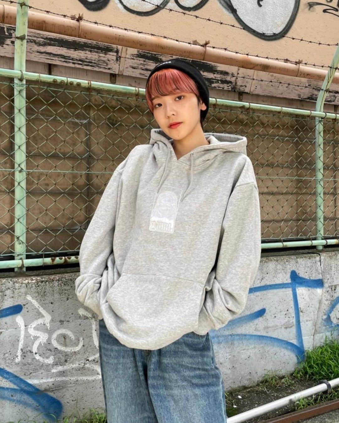 XGIRL_ootdさんのインスタグラム写真 - (XGIRL_ootdInstagram)「#xgirl_ootd  @mizunny 157cm 　 X-girl OSAKA STAFF 　 ------------------------------------ ▪️SATIN PATCH SWEAT HOODIE ￥13,200(税込) ▪️WIDE TAPERED PANTS ￥13,200(税込) ▪️BOX LOGO KNIT CAP ¥4,400(税込) ------------------------------------ 　 #xgirl #xgirljp #xgirlus #エックスガール #ストリートコーデ #秋コーデ  #パーカー #パーカーコーデ #パーカー女子 #オーバーサイズ #メンズライク #メンズライクコーデ #デニム #デニムコーデ #y2k #y2kファッション #y2kstyle」9月14日 18時04分 - xgirl_ootd