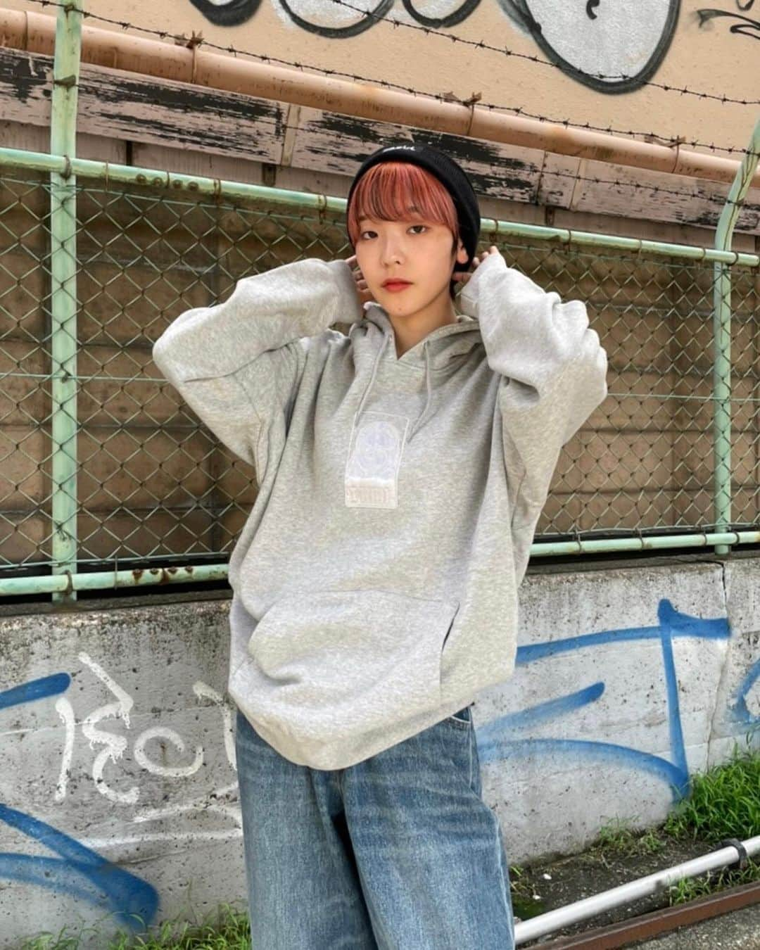 XGIRL_ootdさんのインスタグラム写真 - (XGIRL_ootdInstagram)「#xgirl_ootd  @mizunny 157cm 　 X-girl OSAKA STAFF 　 ------------------------------------ ▪️SATIN PATCH SWEAT HOODIE ￥13,200(税込) ▪️WIDE TAPERED PANTS ￥13,200(税込) ▪️BOX LOGO KNIT CAP ¥4,400(税込) ------------------------------------ 　 #xgirl #xgirljp #xgirlus #エックスガール #ストリートコーデ #秋コーデ  #パーカー #パーカーコーデ #パーカー女子 #オーバーサイズ #メンズライク #メンズライクコーデ #デニム #デニムコーデ #y2k #y2kファッション #y2kstyle」9月14日 18時04分 - xgirl_ootd