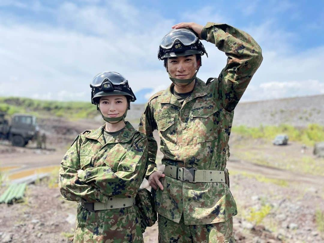 白石麻衣さんのインスタグラム写真 - (白石麻衣Instagram)「テッパチ！最終話  町田さんの背中は大きく、いつも優しさで溢れていました。 感謝しかないです。最高の座長です！  今夜22時〜 最終回、是非、見届けてください🌸  #大木班に入れてもらいました #気付いたら真ん中でした #堂々と申し訳ないです #周りがお兄さんばかりなので #子どもに見える #👧 #3枚目は冬美を探せ」9月14日 18時28分 - m.shiraishi.official