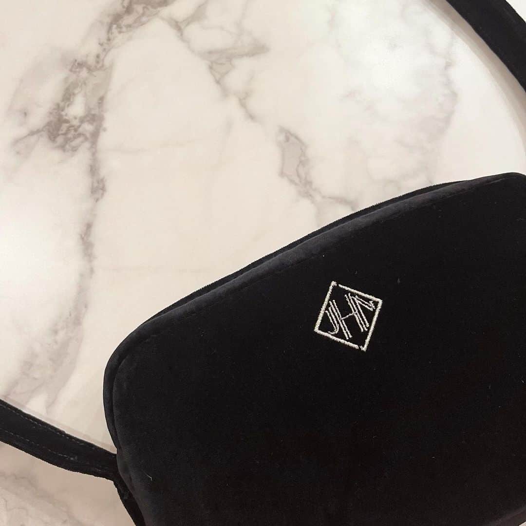 小川ひとみさんのインスタグラム写真 - (小川ひとみInstagram)「New Velvet for 2022AW  Popupにて先行発売される Velvet素材のBag 昨年にsampleを作ってから 一年間あたためていたもの 作り手としては"一年中使えるものを…" と意識していますが Velvetは特別…寒い冬を楽しみにしてくれる🥹 生地選びから苦戦したVelvet 独立するようなしっかりした生地に拘り なんとソファなどの高級家具に使われる 素晴らしい生地を使っています✨ 三越銀座のpopupにて先行発売されますので お楽しみに🥰 #銀座三越 #popup #9/16〜9/18 #先行発売 #Velvet #3型発売」9月14日 18時47分 - hitomy220