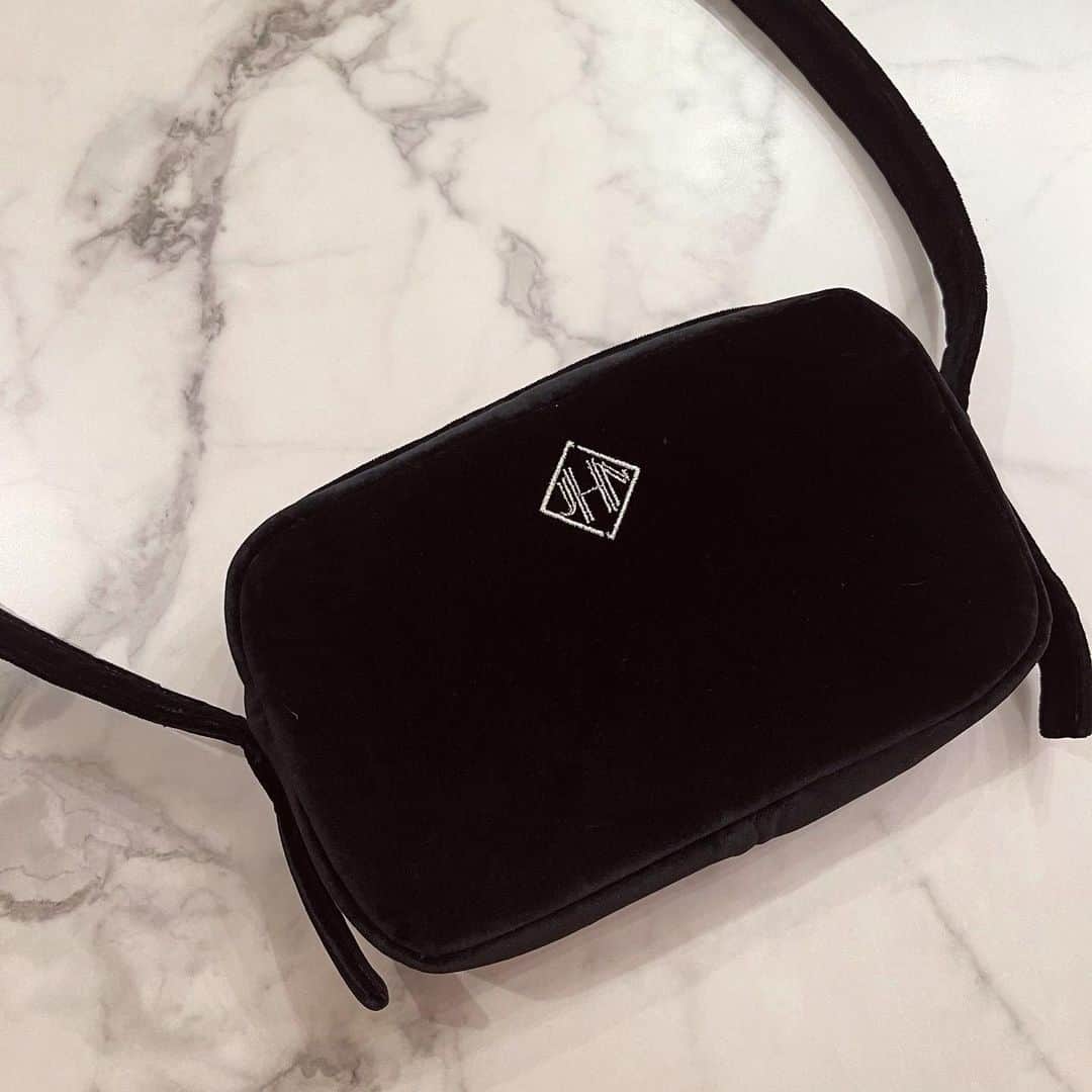 小川ひとみさんのインスタグラム写真 - (小川ひとみInstagram)「New Velvet for 2022AW  Popupにて先行発売される Velvet素材のBag 昨年にsampleを作ってから 一年間あたためていたもの 作り手としては"一年中使えるものを…" と意識していますが Velvetは特別…寒い冬を楽しみにしてくれる🥹 生地選びから苦戦したVelvet 独立するようなしっかりした生地に拘り なんとソファなどの高級家具に使われる 素晴らしい生地を使っています✨ 三越銀座のpopupにて先行発売されますので お楽しみに🥰 #銀座三越 #popup #9/16〜9/18 #先行発売 #Velvet #3型発売」9月14日 18時47分 - hitomy220