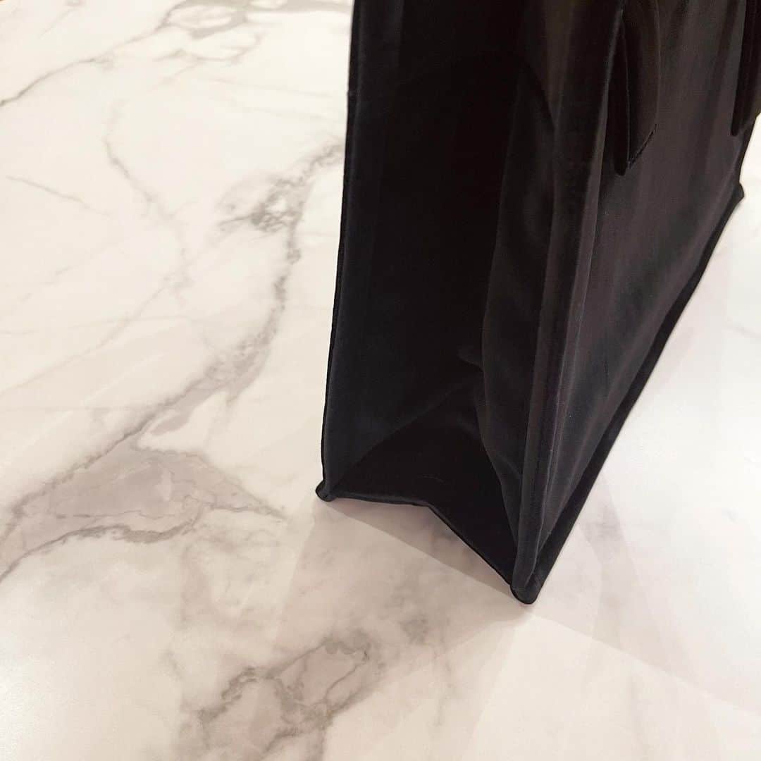 小川ひとみさんのインスタグラム写真 - (小川ひとみInstagram)「New Velvet for 2022AW  Popupにて先行発売される Velvet素材のBag 昨年にsampleを作ってから 一年間あたためていたもの 作り手としては"一年中使えるものを…" と意識していますが Velvetは特別…寒い冬を楽しみにしてくれる🥹 生地選びから苦戦したVelvet 独立するようなしっかりした生地に拘り なんとソファなどの高級家具に使われる 素晴らしい生地を使っています✨ 三越銀座のpopupにて先行発売されますので お楽しみに🥰 #銀座三越 #popup #9/16〜9/18 #先行発売 #Velvet #3型発売」9月14日 18時47分 - hitomy220