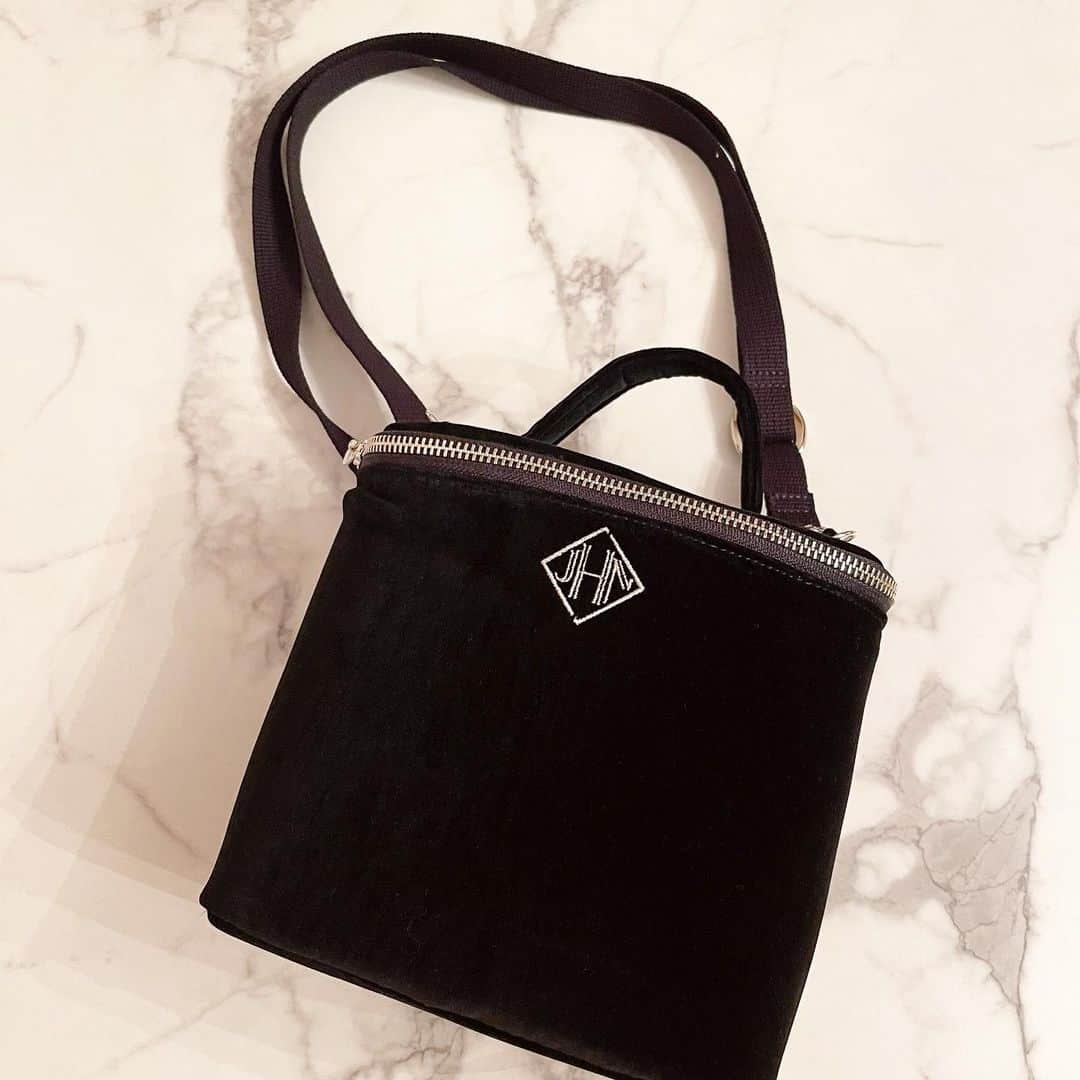 小川ひとみさんのインスタグラム写真 - (小川ひとみInstagram)「New Velvet for 2022AW  Popupにて先行発売される Velvet素材のBag 昨年にsampleを作ってから 一年間あたためていたもの 作り手としては"一年中使えるものを…" と意識していますが Velvetは特別…寒い冬を楽しみにしてくれる🥹 生地選びから苦戦したVelvet 独立するようなしっかりした生地に拘り なんとソファなどの高級家具に使われる 素晴らしい生地を使っています✨ 三越銀座のpopupにて先行発売されますので お楽しみに🥰 #銀座三越 #popup #9/16〜9/18 #先行発売 #Velvet #3型発売」9月14日 18時47分 - hitomy220