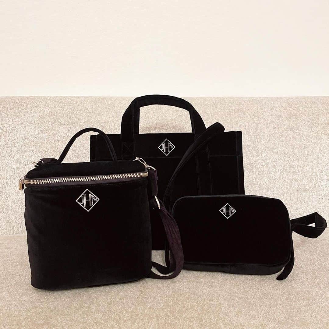 小川ひとみさんのインスタグラム写真 - (小川ひとみInstagram)「New Velvet for 2022AW  Popupにて先行発売される Velvet素材のBag 昨年にsampleを作ってから 一年間あたためていたもの 作り手としては"一年中使えるものを…" と意識していますが Velvetは特別…寒い冬を楽しみにしてくれる🥹 生地選びから苦戦したVelvet 独立するようなしっかりした生地に拘り なんとソファなどの高級家具に使われる 素晴らしい生地を使っています✨ 三越銀座のpopupにて先行発売されますので お楽しみに🥰 #銀座三越 #popup #9/16〜9/18 #先行発売 #Velvet #3型発売」9月14日 18時47分 - hitomy220