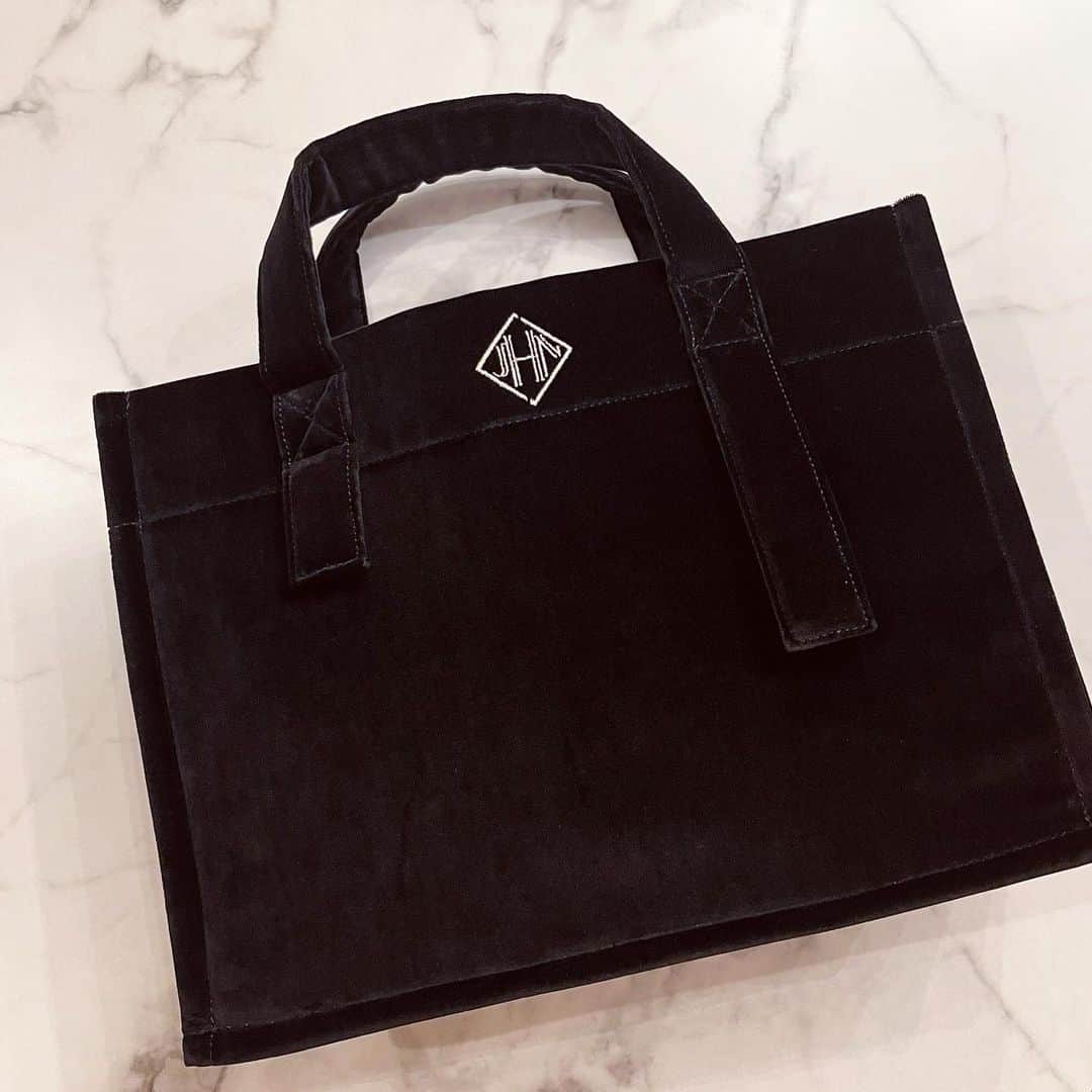 小川ひとみさんのインスタグラム写真 - (小川ひとみInstagram)「New Velvet for 2022AW  Popupにて先行発売される Velvet素材のBag 昨年にsampleを作ってから 一年間あたためていたもの 作り手としては"一年中使えるものを…" と意識していますが Velvetは特別…寒い冬を楽しみにしてくれる🥹 生地選びから苦戦したVelvet 独立するようなしっかりした生地に拘り なんとソファなどの高級家具に使われる 素晴らしい生地を使っています✨ 三越銀座のpopupにて先行発売されますので お楽しみに🥰 #銀座三越 #popup #9/16〜9/18 #先行発売 #Velvet #3型発売」9月14日 18時47分 - hitomy220