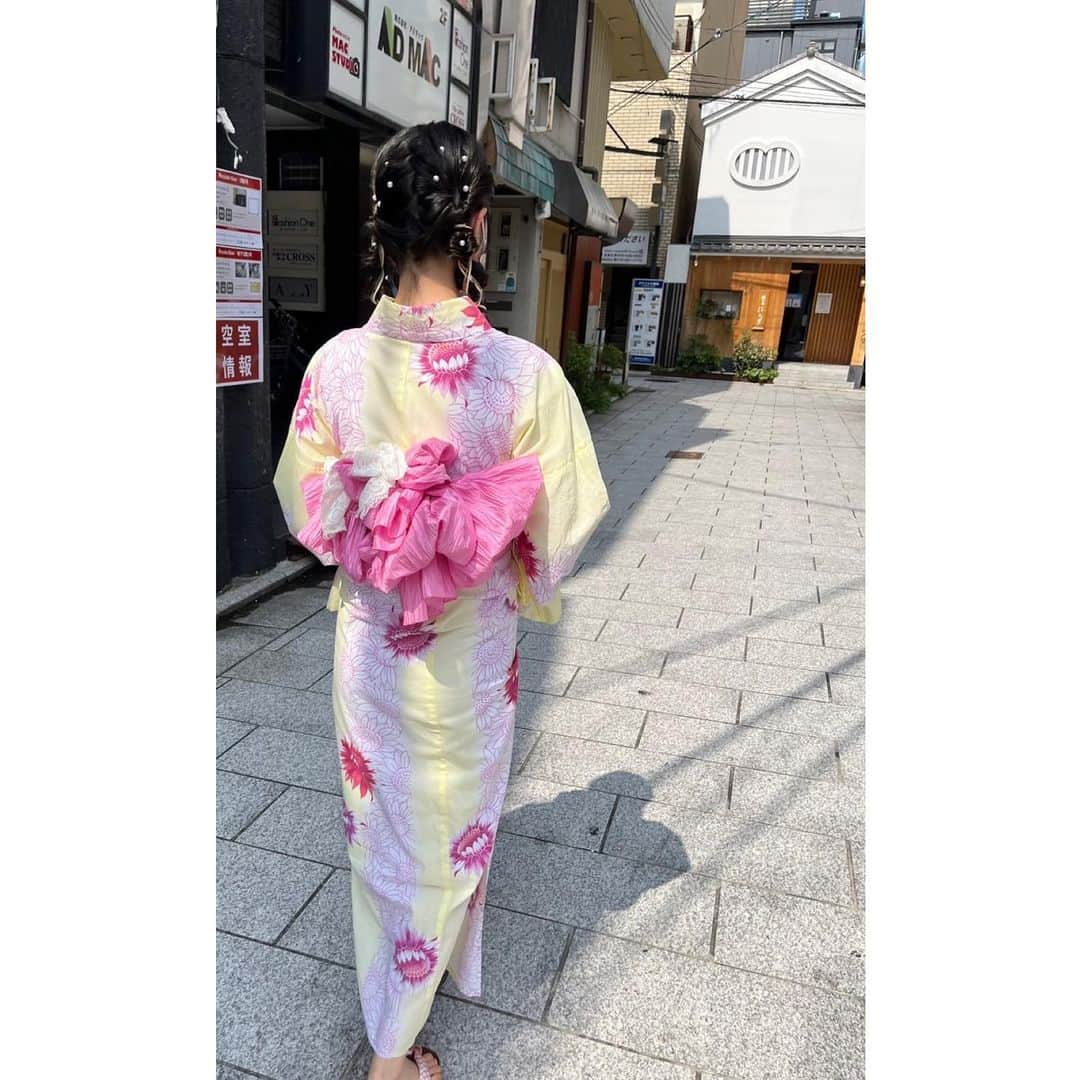 佐藤菜月海さんのインスタグラム写真 - (佐藤菜月海Instagram)「. 中3㋲修学旅行のオフショ🤍  毎回撮影ではピンクの浴衣を着ているので今回は黄色の浴衣を選びました🌼  髪型も浴衣もとっても可愛いかったです🫶🏻  みんなで可愛い浴衣を着て京都の街並みを歩いて楽しかったです🥰  是非紙面をチェックして下さい~!!  #nicola #ニコラ #ニコモ #ニコラ10月号発売中 #佐藤菜月海 #ナツミ #浴衣 #京都 #修学旅行 #中学生 #中3 #jc #スターダストプロモーション」9月14日 19時05分 - natsumi_sato814official