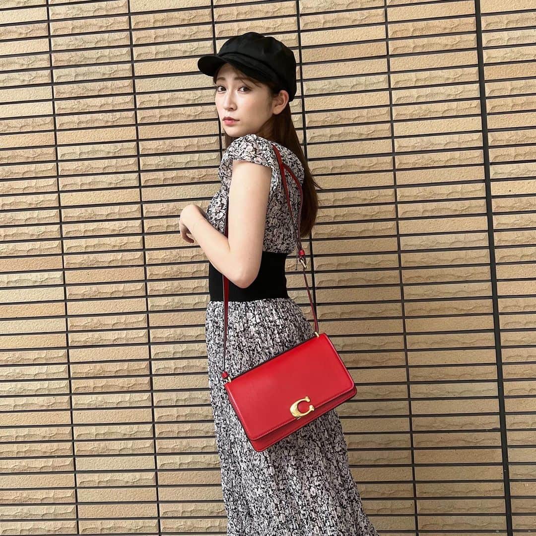 吉田朱里さんのインスタグラム写真 - (吉田朱里Instagram)「ずーっと真っ赤なバッグ欲しくて ゲットしたよ〜❤️❤️  これからの季節黒のニットとかに アクセントで入れると可愛いよね！ 今年は赤がトレンドだから 沢山持つ〜🌹  このバッグは、今年の秋新作のCoachのバンディットショルダーバッグ。荷物も沢山入るしお気に入り！  @coach_Japan @coach #CoachJapan #CoachNY #pr」9月14日 19時21分 - _yoshida_akari