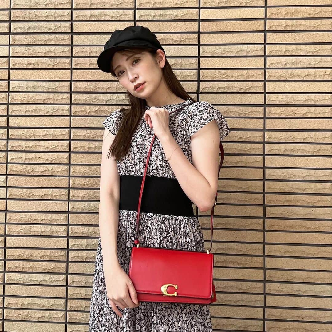 吉田朱里さんのインスタグラム写真 - (吉田朱里Instagram)「ずーっと真っ赤なバッグ欲しくて ゲットしたよ〜❤️❤️  これからの季節黒のニットとかに アクセントで入れると可愛いよね！ 今年は赤がトレンドだから 沢山持つ〜🌹  このバッグは、今年の秋新作のCoachのバンディットショルダーバッグ。荷物も沢山入るしお気に入り！  @coach_Japan @coach #CoachJapan #CoachNY #pr」9月14日 19時21分 - _yoshida_akari