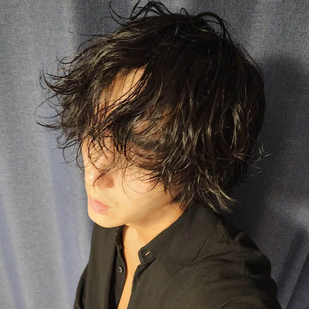 イ・ジュンギさんのインスタグラム写真 - (イ・ジュンギInstagram)「Thinking of growing my hair 🤔 많이 자라긴 했네요😁🤙」9月14日 19時47分 - actor_jg