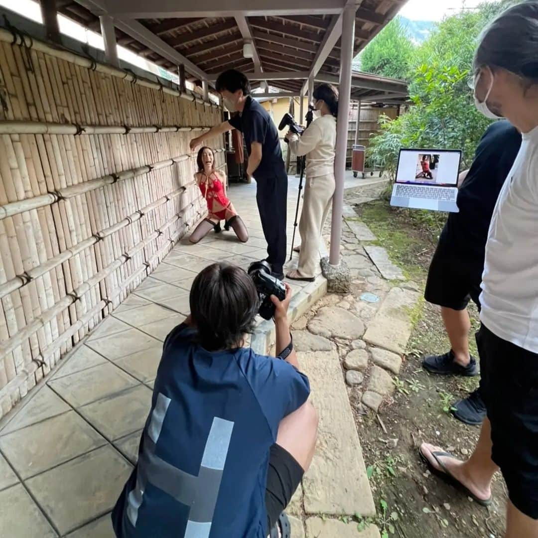 池田夏希さんのインスタグラム写真 - (池田夏希Instagram)「9月9日に発売した10年振りの復帰写真集『再会』はもう見ていただけましたか？♡ . ちょこちょこオフショットも載せていこうと思います💋 まずは私といったらと言った感じの衣裳から…👙💕 背が高いからかSっぽいかっこいい感じの衣裳を今まで沢山着てきたけど、これもまさにそんな感じ！ キメキメな攻めた衣裳ですが、撮影の合間は常に笑いがたえません🤭 最後の写真は爆笑すぎて顔がヒドイ🤣(笑) . オフショットも写真集も両方楽しんでいただければと思います💗 . #池田夏希 #最新写真集 #再会 #講談社 #9月9日発売 #写真集 #10年振り #9冊目 #グラビア #グラビアアイドル #グラビアモデル #30代グラビア #グラビア復帰 #復帰作 #オフショット #photobook #reserve #gravure #gravureidol #gravuremodel #offshot #寫真 #寫真偶像 #相簿 #相片集 #화보 #그라비아아이돌 #포토북」9月14日 20時20分 - natsukiikeda624