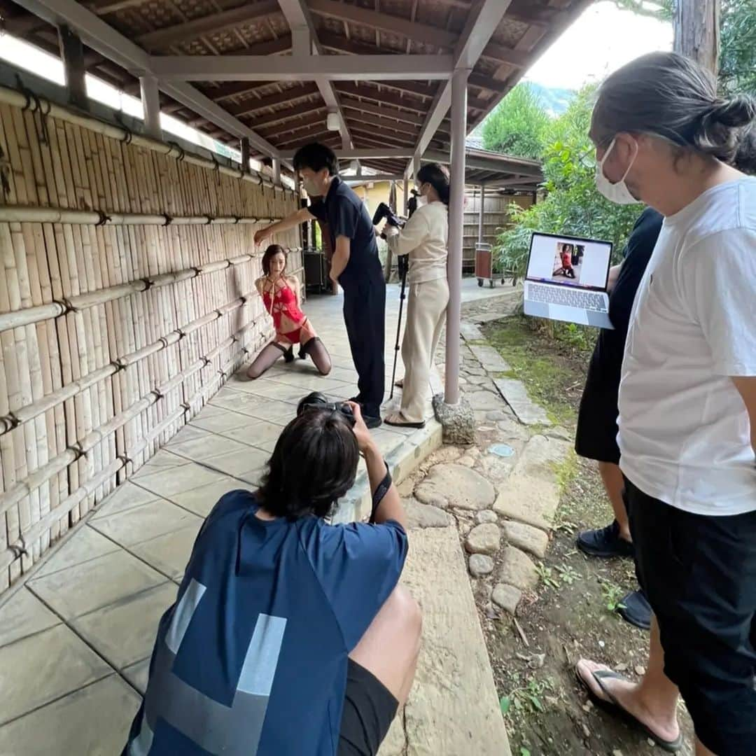 池田夏希さんのインスタグラム写真 - (池田夏希Instagram)「9月9日に発売した10年振りの復帰写真集『再会』はもう見ていただけましたか？♡ . ちょこちょこオフショットも載せていこうと思います💋 まずは私といったらと言った感じの衣裳から…👙💕 背が高いからかSっぽいかっこいい感じの衣裳を今まで沢山着てきたけど、これもまさにそんな感じ！ キメキメな攻めた衣裳ですが、撮影の合間は常に笑いがたえません🤭 最後の写真は爆笑すぎて顔がヒドイ🤣(笑) . オフショットも写真集も両方楽しんでいただければと思います💗 . #池田夏希 #最新写真集 #再会 #講談社 #9月9日発売 #写真集 #10年振り #9冊目 #グラビア #グラビアアイドル #グラビアモデル #30代グラビア #グラビア復帰 #復帰作 #オフショット #photobook #reserve #gravure #gravureidol #gravuremodel #offshot #寫真 #寫真偶像 #相簿 #相片集 #화보 #그라비아아이돌 #포토북」9月14日 20時20分 - natsukiikeda624