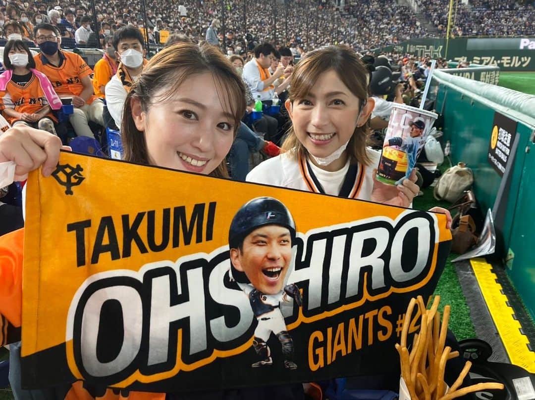 宮崎瑠依さんのインスタグラム写真 - (宮崎瑠依Instagram)「先日、西尾さん(@kiyoshinishio )にお声かけいただき、東京ドーム 三塁側エキサイトシートで巨人-中日戦を観戦しました🤩  グラウンドに設置されているエキサイトシートは選手と同じ目線で試合が観られ、選手との距離も近くて、大興奮っ🤩 席にはヘルメットとグローブが置いてあります。ファウルボールのライナーが飛んでくる可能性もあり、危ないので、ヘルメット着用で観戦します。グローブは…つけたところで、もしボールが飛んできても捕れる自信は全くない🤪  三塁側だったので、サードを守る 巨人の岡本選手の大きさが間近でよくわかります😆 三塁コーチャー亀井選手は相変わらずかっこよくて胸キュンだし、最高の席での観戦でした🥰笑   試合の結果は…忘れちゃったなぁーーー🫠💦※都合の悪いことは忘れる性格なのですw  愛理ちゃん (@koyama_airi )と応援するのも今季2回目かな😙 貴重なエキサイトシートでの観戦、楽しみました😍  西尾さんいつもありがとうございます🙇‍♀️  #私はジャイ子 #エキサイトシートで観戦 #東京ドームエキサイトシート」9月14日 20時27分 - ruimiyazaki