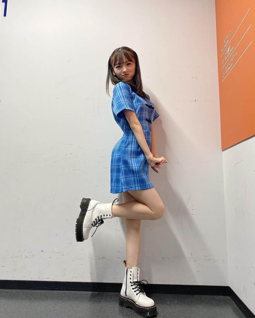 新澤菜央さんのインスタグラム写真 - (新澤菜央Instagram)「素直に好きって言っチャイナ❔❔❔ ⠀ ⠀ ⠀ 自分の身長に合った丈の長さでありがたいワンピース♡  チャイナ風で青で、、しんしんのためのワンピースです←  #彼女の私服がかわいい #低身長コーデ #sサイズコーデ #156cm #pivotdoor #韓国ファッション #drmartens #厚底ブーツ #ハーフツイン」9月14日 20時32分 - _shinshin_48