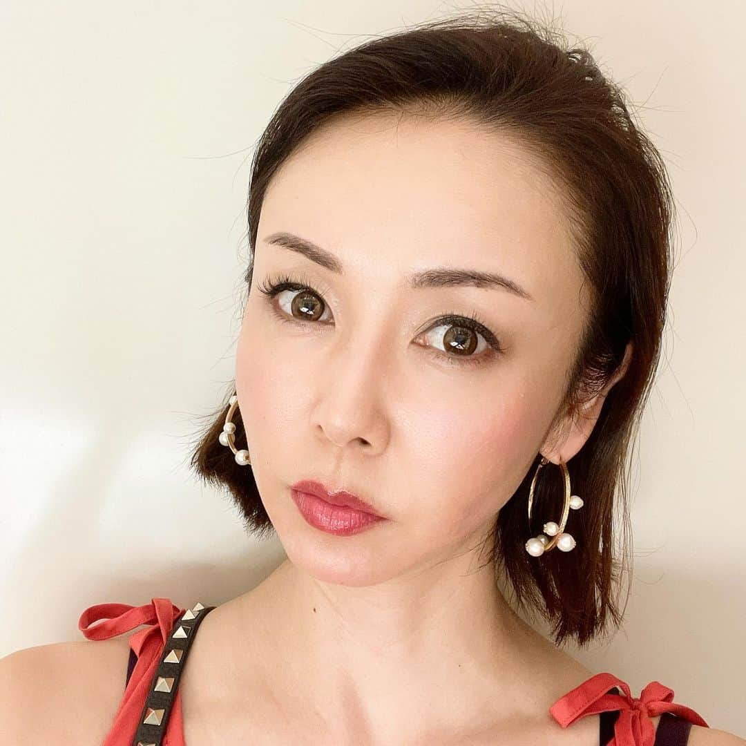 宮崎宣子さんのインスタグラム写真 - (宮崎宣子Instagram)「眉にご注目❣️ 私も、流行りの眉アートに挑戦してきましたよ😆  思い返してみれば、10代後半… アムラーに憧れて、それはそれは眉を細く抜きまくりました😭  まさかその20年後は太眉ブームが来るなんて知りませんでしたから🥹  そして、素人が眉を整えるって本当に難しく、特に私の右眉の下の方はほとんど書いておりました。  また、顔を動かす時の癖もあり、 右の眉の方が筋肉が盛り上がっており、 左右のバランスを整えるのが難しかったんです🥲  でも、痛かったら嫌だなーとか、 変になってしまったら取り返しがつかないとなかなか重い腰を上げることができませんでした😔  今回思い立ったのは、 @karin_art_regina  さんの皆さんを手がけた眉がとても自然で、綺麗だったことと、  そして、 クリニックがやっているということでした。  @regina.artmake  小澤さんご指名でお願いし、 実際に病院で働いていた看護師さんだったことも安心の一つでしたし、 小澤さん自身が可愛いくて、 眉の形がとてもキレイで安心しました。  医師からもしっかり説明と診断もあり、 @regina_clinic   早速、眉の形を整えていきました。  1枚目は、1週間後くらいなので、やはり少し眉の下の方が薄くなってきました。  ここは何にも毛がなくなってたところなので、パウダーも入れてもらいましたよ😉  まだ、1回目なので、これから少しずつは薄くなっていくみたいですが、 何にもしてなくてここまで整ってくれたらありがたい🙏🙏🙏  また、2回目で定着していくみたいなので、1ヶ月半後が楽しみです🥰❤️  どんどん朝が時短できて嬉しすぎる💕  すっぴんでも眉があるだけでかなり違いますよね🤣  #レジーナクリニック  #レジーナアートメイク  #アートメイク #小澤さんご指名 #銀座」9月14日 20時51分 - miyazaki_nobuko