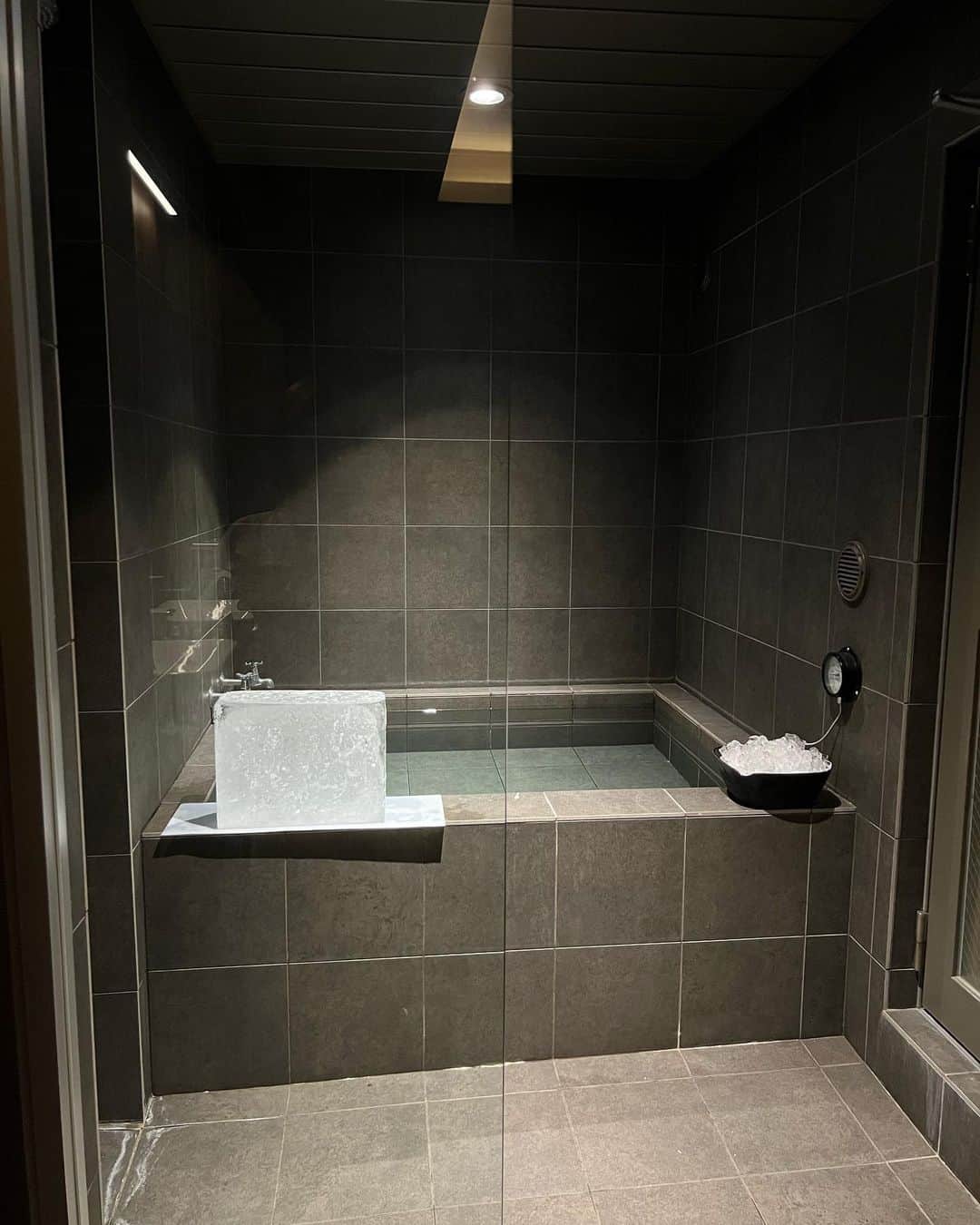 吉田恵美さんのインスタグラム写真 - (吉田恵美Instagram)「@theazabuhouse のVVIPルームでサウナとスパしてきました🧖‍♀️  サウナ室の温度は100度近くまで上げられて、個室だから友達と喋りながら入れます✌️  水風呂も氷で温度が下げられて、冬は10度以下まで下げられるみたい！外気浴もベッドでできて極上でした🌹✨  サウナで整った後にスパもついているという最高の極上空間でした、、、🤍 全身オイルでほぐしてもらったりヘッドスパやホットストーンのマッサージをしてもらいました！他にも最新の機械を使ったエステがたくさんありました！すごすぎ！  今まで行ったサウナとスパで圧倒的ナンバーワン🐶超おすすめサウナです！  #theazabuhouse  #よしめぐのサ活」9月14日 21時21分 - _yoshida_megumi