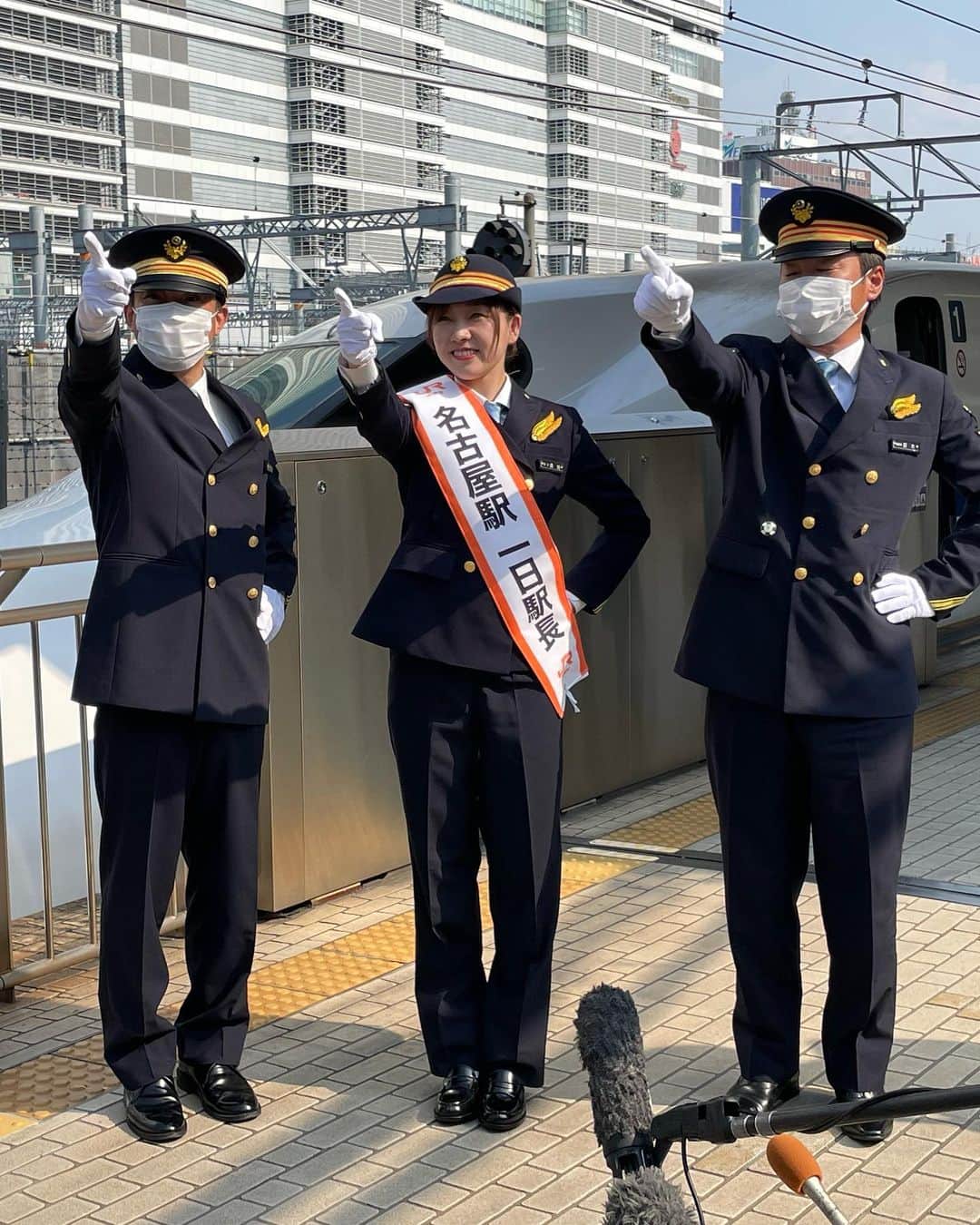 須田亜香里さんのインスタグラム写真 - (須田亜香里Instagram)「2022/09/14 名古屋駅一日駅長を務めさせていただきました。 私の夢と出逢いを広げてくれた東海道新幹線。  13年前、デビューした当初は年に数回。 この数年は年間何百回も乗車させていただけるようになったのも、地元でも関東でも居場所や挑戦の場をいただけているからこそ。 まだまだ真夏日で暑い中、地元局の方や新聞社さんもたくさん来てくださいました。 本当に日々、幸せなご縁に支えられています。  これからもたくさん乗車できるよう頑張ります🚅✨ ありがとうございました！  #名古屋駅一日駅長 #jr東海 #東海道新幹線  #新幹線に一番乗ったアイドル #あかりものぞみも30周年 #須田亜香里卒業コンサート」9月14日 22時26分 - akarisuda