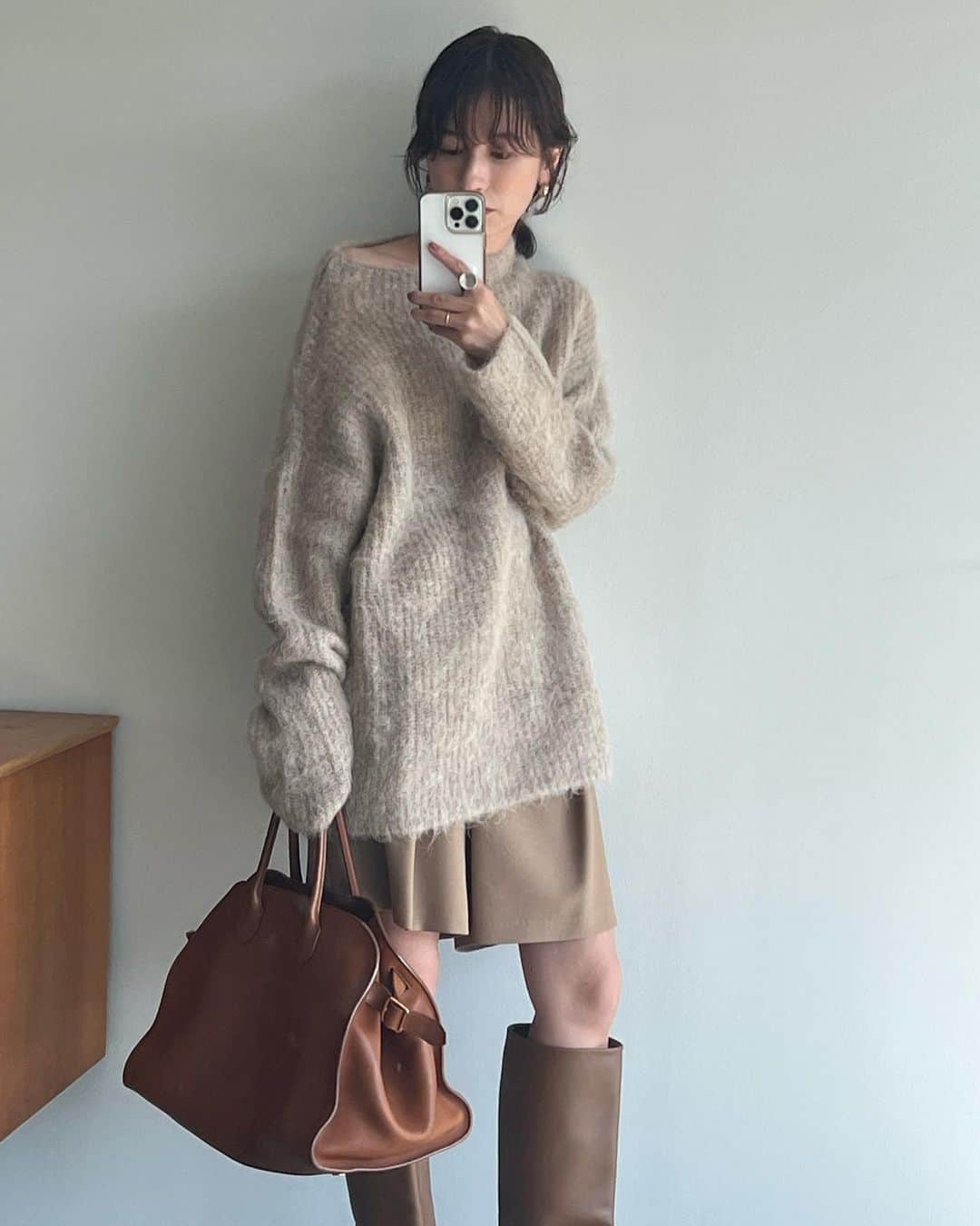松本恵奈さんのインスタグラム写真 - (松本恵奈Instagram)「こんばんは。明日からルミ10スタートですね⚪️アルパカニットは既に発売中ですが、履いているショートPTもルミネ10%の期間中に発売されます♡このスタイリングとても可愛いのでオススメです😊  #clane #新作 #発売中」9月14日 22時56分 - ena1123