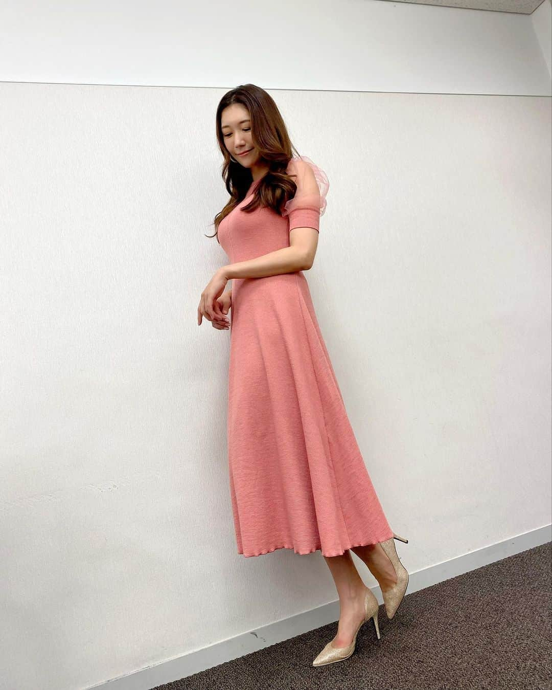 穂川果音さんのインスタグラム写真 - (穂川果音Instagram)「水曜アベプラ衣装です👗  今日は北海道中心に寒暖差に気をつけてねー！  関東もすこし暑さが落ち着きます😊  沖縄本島や大東島の方は台風への備えは明日のうちにお願いします！！  👗寒暖差対策に羽織りものがあると安心！  #アベプラ　#気象予報士　#明日コレ着よコーデ　　#ほかのん #fashion #cordinate  　#ファッション #初秋コーデ 　#fashion #cordinate #weatherreport #お天気コーデ 　　#9月コーデ　 　#アナウンサーコーデ　　#秋コーデ　#ワンピースコーデ 　#ピンクコーデ 　#秋色コーデ　#お天気キャスター　#weatherforecast #お天気お姉さんコーデ 　#170センチコーデ」9月14日 23時52分 - hokawakanonn