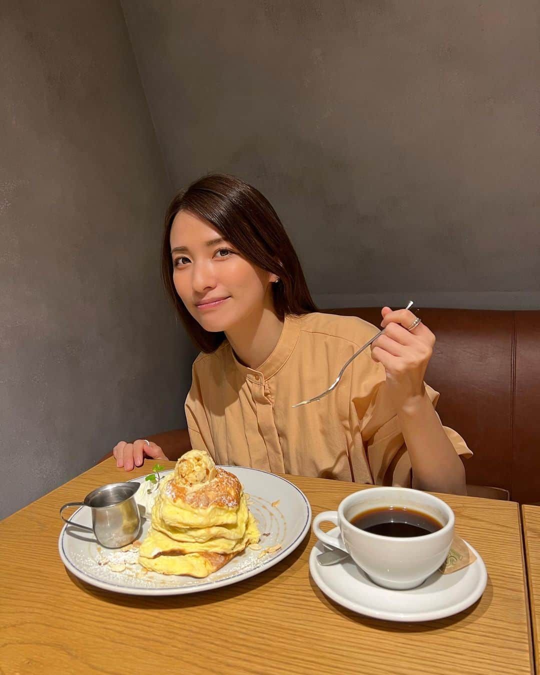 戸田れいさんのインスタグラム写真 - (戸田れいInstagram)「リコッタチーズのパンケーキ🥞 上に乗ってるハニーバターがまた絶品でした🍯🤤  大磯ロングビーチのイベントに向けて絞ろうと思ってたけど、、、多分間に合わない🐰♥️  でも幸せだからいいとしますか🌈  #パンケーキ#リコッタチーズのパンケーキ」9月15日 1時20分 - rei_toda