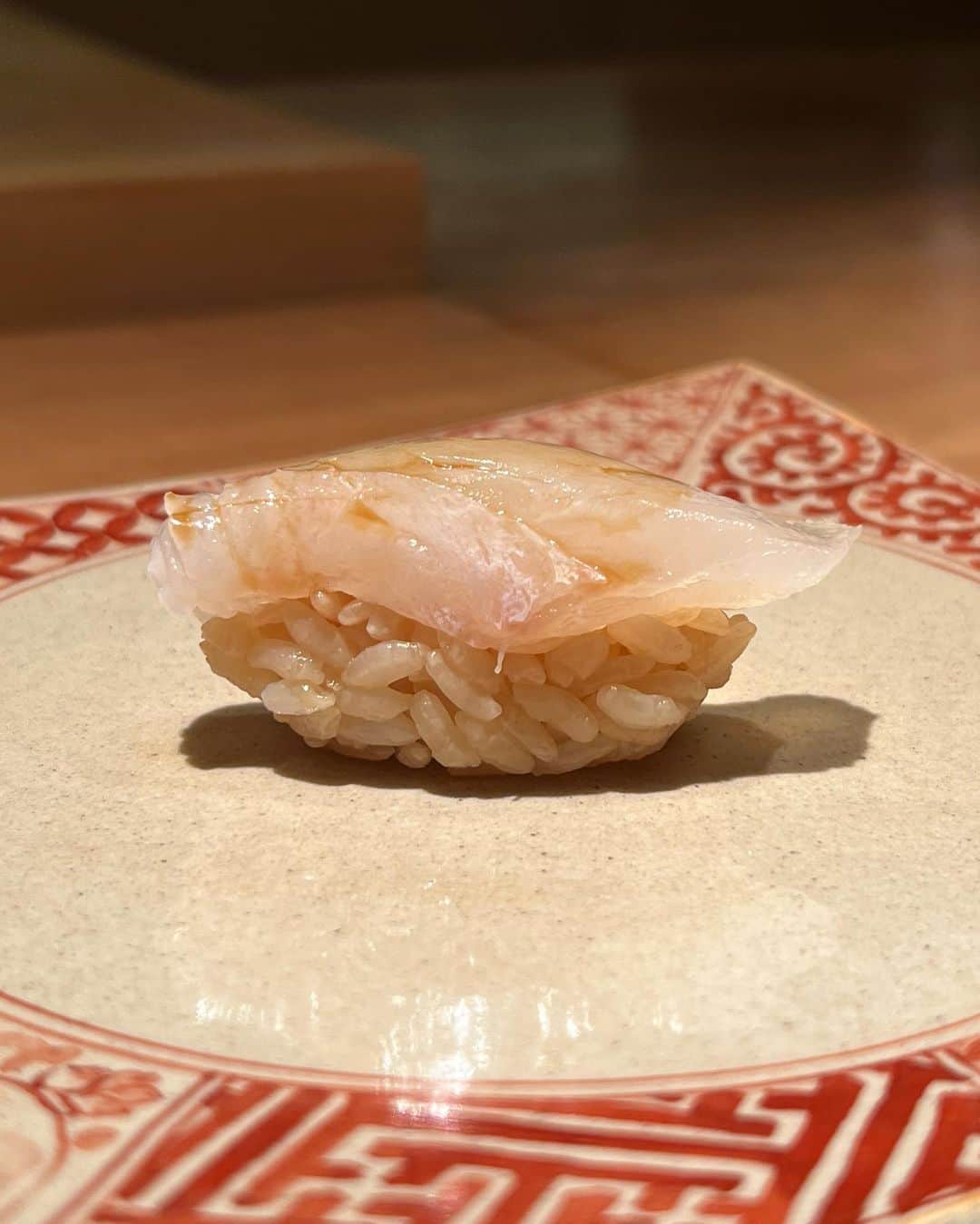 真優川咲さんのインスタグラム写真 - (真優川咲Instagram)「#🐟#🍣#🍷#🥢 ✨  何度もリピ来店してる。。♡ 大好きなお#お寿司屋さん ❤️‍🔥 【 @sushi.yamada.nishiazabu 】 今回も全部美味しすぎて幸せでした🥰  #お寿司 は文句なしでどれも美味しいのだけど 最後に出る #かりんとう饅頭 。 ☝️これ好きすぎて 専門店出して欲しいレベル😆❣️笑笑  もぅ、言葉でない..❤️‍🔥💯  またゆきます🥰 #鮨 #寿司 #お寿司大好き  #西麻布グルメ #咲グルメ💋」9月15日 3時12分 - saki_411