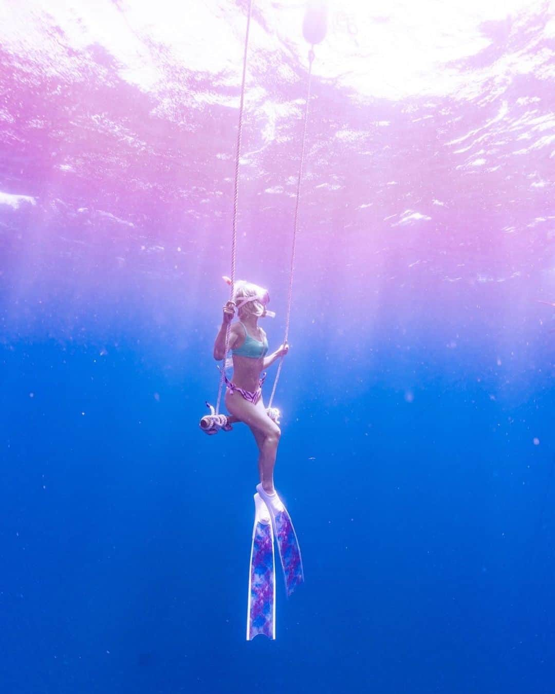 やよさーんさんのインスタグラム写真 - (やよさーんInstagram)「. 私を海の中に帰らせて〜🧜🏾‍♀️ さっさと台風過ぎ去って😮‍💨 夏が終わる前に沢山潜りたい〜💙 . . #水中ブランコ #水中写真 #スキンダイビング #スキンダイビング女子 #リーダーフィン #ロングフィン #宮古島 #宮古島ダイビング #宮古島旅行 #沖縄生活 #ビキニガール #underwater #wnderwaterlife #freediving #freedivingphotography #mermaid #miyakoisland #okinawatrip #oceanlife」9月15日 8時27分 - yayosaan