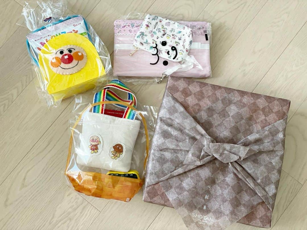竹内由恵さんのインスタグラム写真 - (竹内由恵Instagram)「今日夜8:00からは「モニタリング」！スタジオにいます^ ^  ところで、こちらの写真。 なんと、岡副麻希ちゃんのお母様から素敵なプレゼントをいただきました。 お菓子以外は全て手作りなんです。 息子のためにアンパンマンのバッグ、そして私にもかわいい小物入れを。こんなに温かいプレゼント、ありますか！？ 麻希ちゃんのあの可愛さ、純粋さはきっとお母さまからきているんだな…。としみじみ。 大切にしよう。 ありがとうございました^ ^  #岡副麻希 ちゃん#まきママ #お母さん #優しすぎます #手作りって#嬉しい」9月15日 8時54分 - yoshie0takeuchi