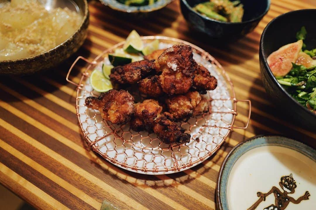 高山都さんのインスタグラム写真 - (高山都Instagram)「9月14日の晩ごはん  鶏のからあげ　酒粕と味噌でコクあり大人味 冬瓜と鶏ひき肉の煮物 オクラの胡麻和え モロヘイヤとゴーヤのおひたし 無花果とクレソンとツルムラサキのサラダ 空芯菜炒め @kanaamitsuji の美しい網を買ったから決まった献立でした。 福光屋さんの酒粕と塩麹と味噌で漬け込む大人の唐揚げは、久々に作ったけど絶品です。 @frenava_official に去年レシピ提供してるので、興味があればぜひ。 が、揚げ物あるあるで、油がはねてオデコ負傷。 イテテテってごはん食べました。皆様も気をつけてくださいね。 うつわたちは、新入りを。 新しい服着るみたいで使うのもお料理乗せるのも楽しかった。 #みやれゴハン  #うつわ好き #銀座手仕事直売所」9月15日 9時01分 - miyare38