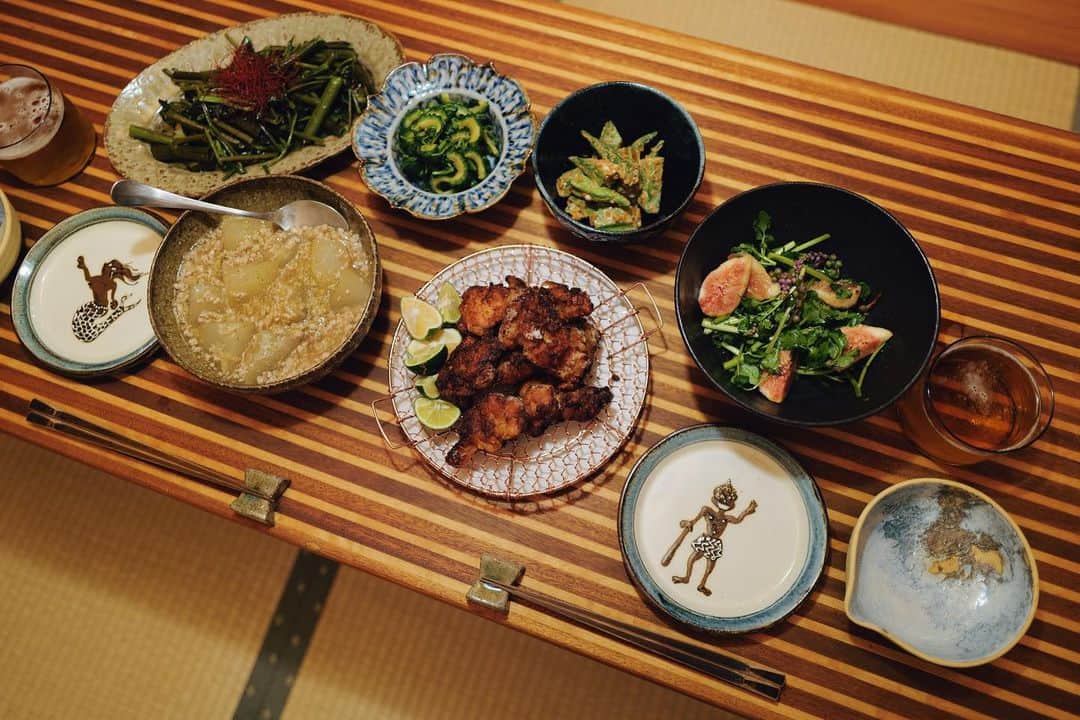 高山都さんのインスタグラム写真 - (高山都Instagram)「9月14日の晩ごはん  鶏のからあげ　酒粕と味噌でコクあり大人味 冬瓜と鶏ひき肉の煮物 オクラの胡麻和え モロヘイヤとゴーヤのおひたし 無花果とクレソンとツルムラサキのサラダ 空芯菜炒め @kanaamitsuji の美しい網を買ったから決まった献立でした。 福光屋さんの酒粕と塩麹と味噌で漬け込む大人の唐揚げは、久々に作ったけど絶品です。 @frenava_official に去年レシピ提供してるので、興味があればぜひ。 が、揚げ物あるあるで、油がはねてオデコ負傷。 イテテテってごはん食べました。皆様も気をつけてくださいね。 うつわたちは、新入りを。 新しい服着るみたいで使うのもお料理乗せるのも楽しかった。 #みやれゴハン  #うつわ好き #銀座手仕事直売所」9月15日 9時01分 - miyare38