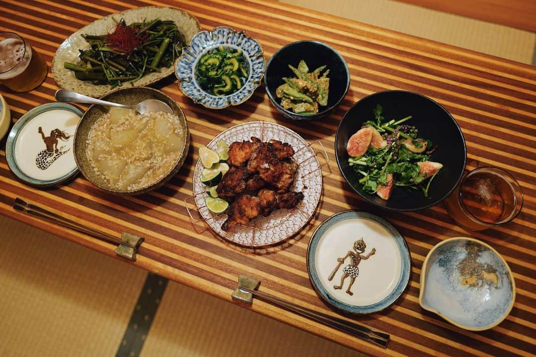 高山都さんのインスタグラム写真 - (高山都Instagram)「9月14日の晩ごはん  鶏のからあげ　酒粕と味噌でコクあり大人味 冬瓜と鶏ひき肉の煮物 オクラの胡麻和え モロヘイヤとゴーヤのおひたし 無花果とクレソンとツルムラサキのサラダ 空芯菜炒め @kanaamitsuji の美しい網を買ったから決まった献立でした。 福光屋さんの酒粕と塩麹と味噌で漬け込む大人の唐揚げは、久々に作ったけど絶品です。 @frenava_official に去年レシピ提供してるので、興味があればぜひ。 が、揚げ物あるあるで、油がはねてオデコ負傷。 イテテテってごはん食べました。皆様も気をつけてくださいね。 うつわたちは、新入りを。 新しい服着るみたいで使うのもお料理乗せるのも楽しかった。 #みやれゴハン  #うつわ好き #銀座手仕事直売所」9月15日 9時01分 - miyare38