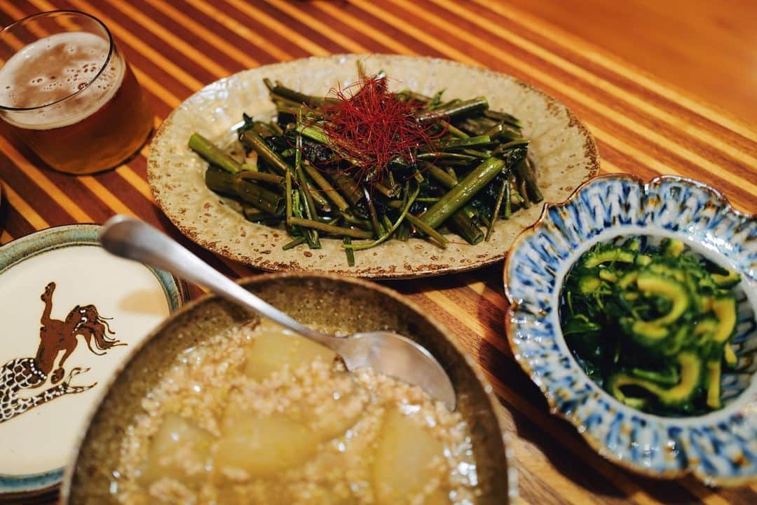 高山都さんのインスタグラム写真 - (高山都Instagram)「9月14日の晩ごはん  鶏のからあげ　酒粕と味噌でコクあり大人味 冬瓜と鶏ひき肉の煮物 オクラの胡麻和え モロヘイヤとゴーヤのおひたし 無花果とクレソンとツルムラサキのサラダ 空芯菜炒め @kanaamitsuji の美しい網を買ったから決まった献立でした。 福光屋さんの酒粕と塩麹と味噌で漬け込む大人の唐揚げは、久々に作ったけど絶品です。 @frenava_official に去年レシピ提供してるので、興味があればぜひ。 が、揚げ物あるあるで、油がはねてオデコ負傷。 イテテテってごはん食べました。皆様も気をつけてくださいね。 うつわたちは、新入りを。 新しい服着るみたいで使うのもお料理乗せるのも楽しかった。 #みやれゴハン  #うつわ好き #銀座手仕事直売所」9月15日 9時01分 - miyare38