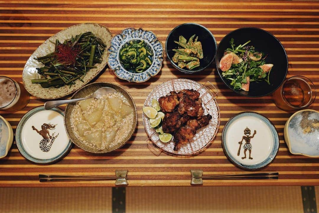 高山都さんのインスタグラム写真 - (高山都Instagram)「9月14日の晩ごはん  鶏のからあげ　酒粕と味噌でコクあり大人味 冬瓜と鶏ひき肉の煮物 オクラの胡麻和え モロヘイヤとゴーヤのおひたし 無花果とクレソンとツルムラサキのサラダ 空芯菜炒め @kanaamitsuji の美しい網を買ったから決まった献立でした。 福光屋さんの酒粕と塩麹と味噌で漬け込む大人の唐揚げは、久々に作ったけど絶品です。 @frenava_official に去年レシピ提供してるので、興味があればぜひ。 が、揚げ物あるあるで、油がはねてオデコ負傷。 イテテテってごはん食べました。皆様も気をつけてくださいね。 うつわたちは、新入りを。 新しい服着るみたいで使うのもお料理乗せるのも楽しかった。 #みやれゴハン  #うつわ好き #銀座手仕事直売所」9月15日 9時01分 - miyare38