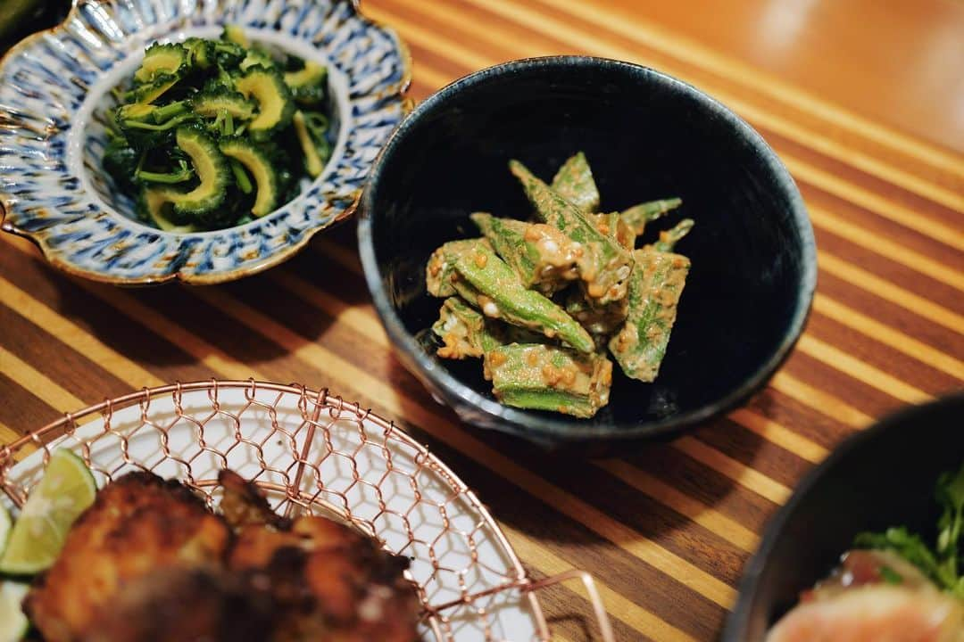 高山都さんのインスタグラム写真 - (高山都Instagram)「9月14日の晩ごはん  鶏のからあげ　酒粕と味噌でコクあり大人味 冬瓜と鶏ひき肉の煮物 オクラの胡麻和え モロヘイヤとゴーヤのおひたし 無花果とクレソンとツルムラサキのサラダ 空芯菜炒め @kanaamitsuji の美しい網を買ったから決まった献立でした。 福光屋さんの酒粕と塩麹と味噌で漬け込む大人の唐揚げは、久々に作ったけど絶品です。 @frenava_official に去年レシピ提供してるので、興味があればぜひ。 が、揚げ物あるあるで、油がはねてオデコ負傷。 イテテテってごはん食べました。皆様も気をつけてくださいね。 うつわたちは、新入りを。 新しい服着るみたいで使うのもお料理乗せるのも楽しかった。 #みやれゴハン  #うつわ好き #銀座手仕事直売所」9月15日 9時01分 - miyare38