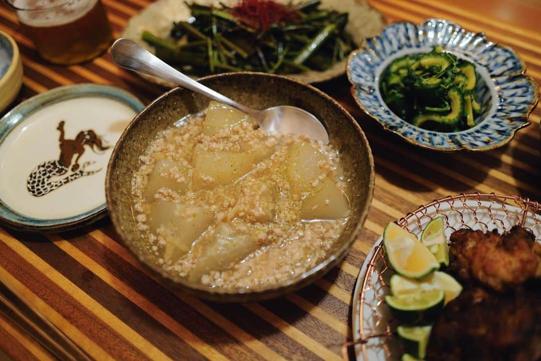 高山都さんのインスタグラム写真 - (高山都Instagram)「9月14日の晩ごはん  鶏のからあげ　酒粕と味噌でコクあり大人味 冬瓜と鶏ひき肉の煮物 オクラの胡麻和え モロヘイヤとゴーヤのおひたし 無花果とクレソンとツルムラサキのサラダ 空芯菜炒め @kanaamitsuji の美しい網を買ったから決まった献立でした。 福光屋さんの酒粕と塩麹と味噌で漬け込む大人の唐揚げは、久々に作ったけど絶品です。 @frenava_official に去年レシピ提供してるので、興味があればぜひ。 が、揚げ物あるあるで、油がはねてオデコ負傷。 イテテテってごはん食べました。皆様も気をつけてくださいね。 うつわたちは、新入りを。 新しい服着るみたいで使うのもお料理乗せるのも楽しかった。 #みやれゴハン  #うつわ好き #銀座手仕事直売所」9月15日 9時01分 - miyare38