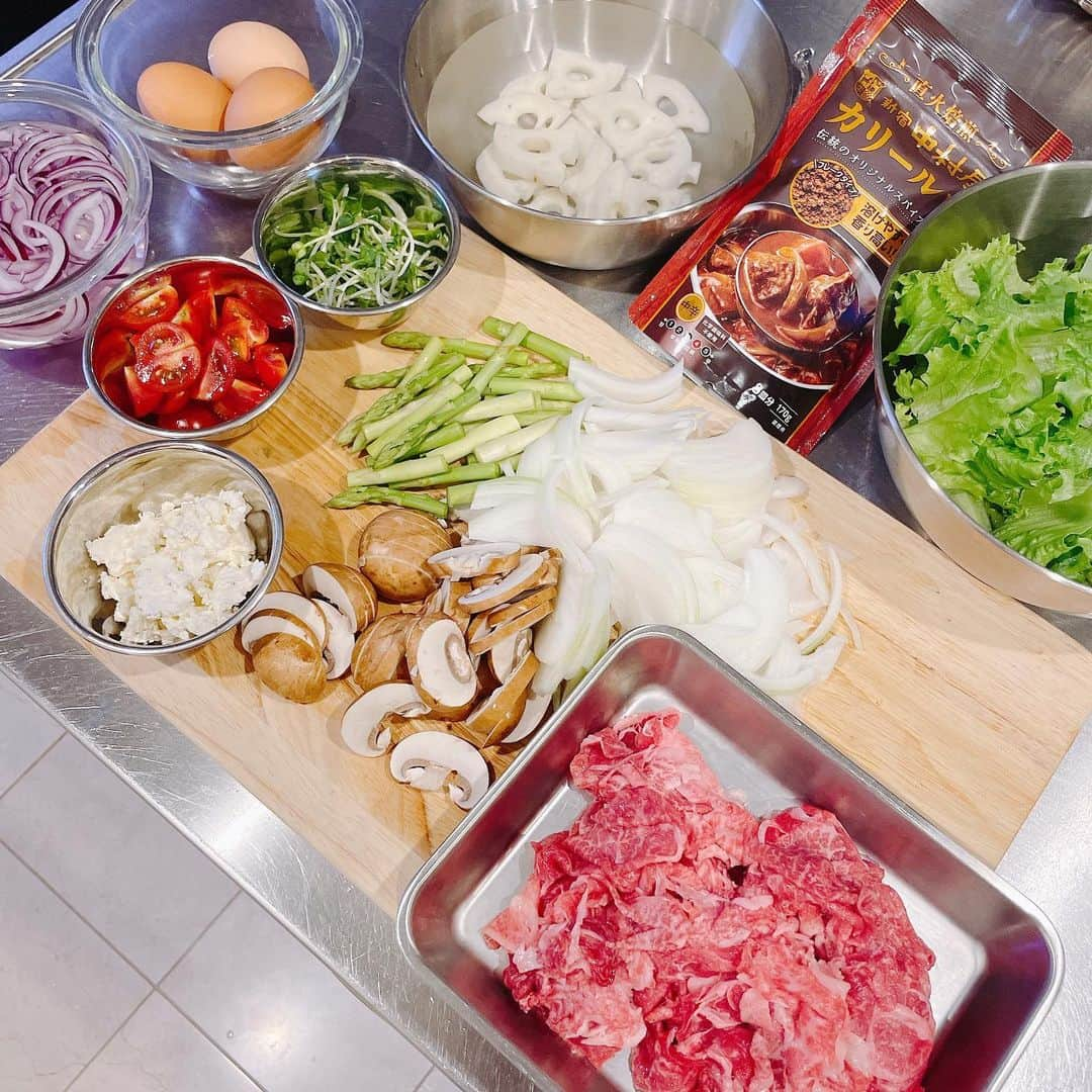 葉月里緒奈さんのインスタグラム写真 - (葉月里緒奈Instagram)「サラダが主役な夕ご飯。 #おうちごはん #夕ご飯#ヘルシーごはん #サラダ🥗 #スタミナサラダ#カレー#カレーライス#rionahazuki」9月15日 9時33分 - riona_hazuki