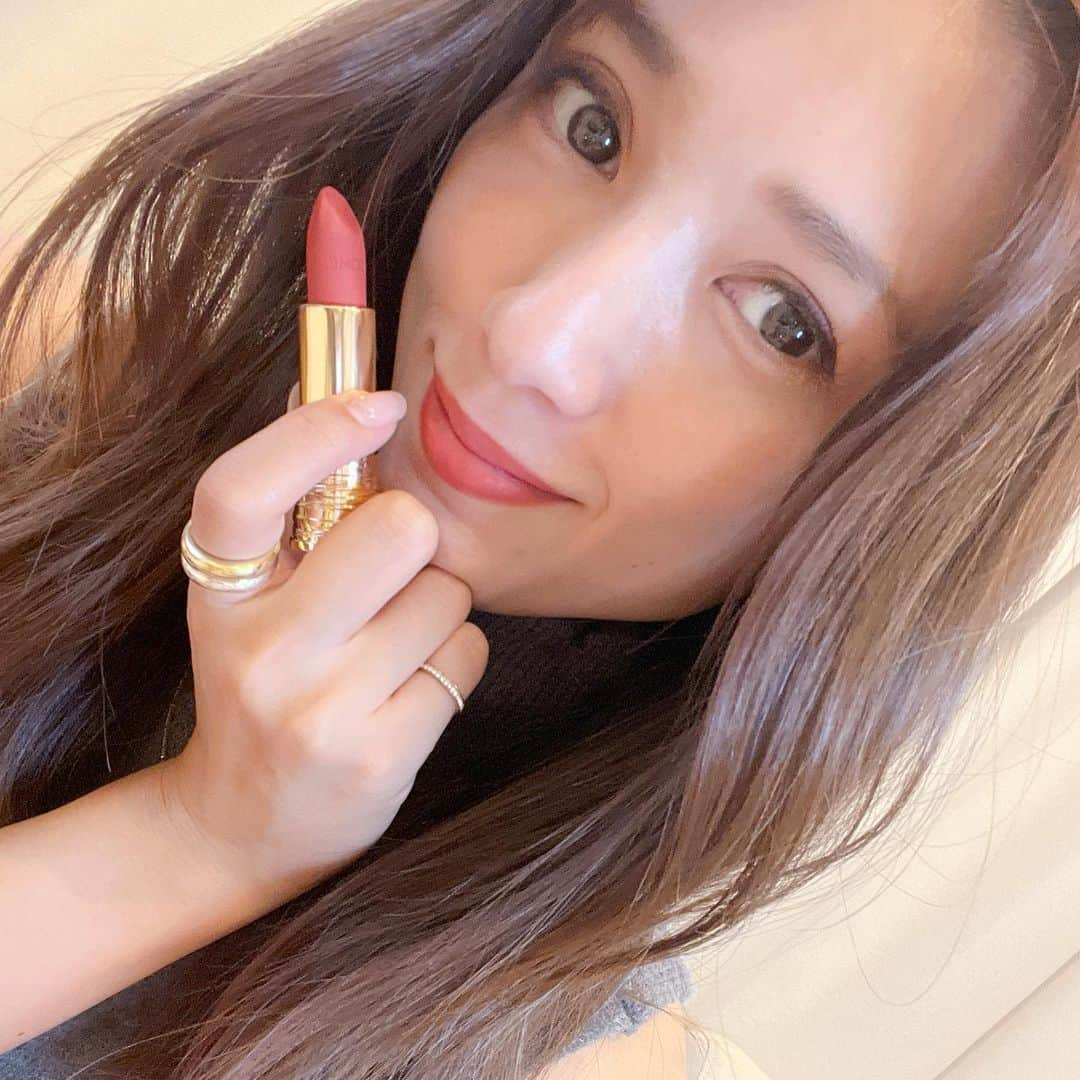 広瀬未花さんのインスタグラム写真 - (広瀬未花Instagram)「ランコムでつくる秋メイク💄 @lancomeofficial   【 lip 】 ラプソリュ ルージュ インティマット#247 ぼかしたようなソフトマットが秋冬のムードにぴったり。 スターシェード#274 カラーは本当にお気に入り❤︎ 柔らかく、華やかな顔色にしてくれます。 気分を変えたい時は、上からグロスを重ねてもOK.  【eyes】 イプノ パレット ヌードスカルプチュラル #18 人気のパレットの新色　ヌードスカルプチュアルが登場！ 目もとにフィットするクリーミーテクスチャー。 血色感のあるウォームトーングラデーションで上品な目元を演出してくれます♪  ここ最近、メイクがワンパターンになりがちだったので、秋らしい色を取り入れながら少しだけ冒険してみようかな💋💄  #ランコム #イプノドールアイ #イプノパレット #ラプソリュルージュ #インティマット #gifted #lancome  #秋 #新色 #秋メイク」9月15日 9時56分 - micahirose