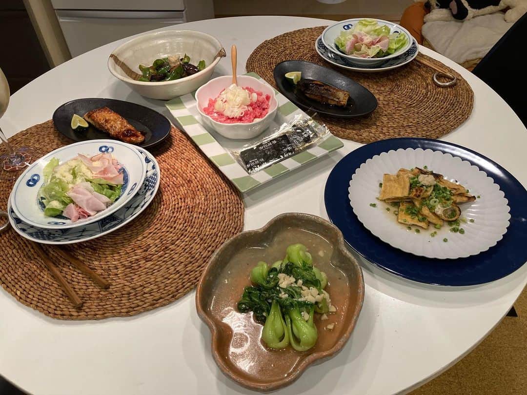 安藤優子さんのインスタグラム写真 - (安藤優子Instagram)「おそようございます‼️  今朝は涼しい朝の東京、リンも果てしない朝ンポへ。  気がついたらもうこんな時間でした（笑）  昨晩のテーブルからは、私が愛してやまない、茄子とピーマンの味噌炒め。(写真が最後ですが)、我が家はたっぷりのおろし生姜を添えていただきます。  茄子とピーマンの彩り、なんか好きなんです。  その他は、油揚げのカリカリ焼き、ネギトロ、ミニ青梗菜のガーリック蒸し、秋鮭の照り焼きなどでした。  油揚げのカリカリ焼き、有田焼のお皿に盛りましたが、ちょっと淋しげ（笑）だったので、下にブルーの洋皿を重ねたら、すごい立派な一品に見えた（笑）  器マジックですね。  さて本日は「キッチンで話そ！」を後ほどアップする予定です。  本日もキノコのメニューです。  題して「森のきのこのバターソテー」、きのこの旨みをバターがぎゅっと包み込んでくれます。  ではでは、また後ほど。  本日もよろしくお願い致します‼️  #茄子とピーマンの味噌炒め  #お皿の重ね使い   #フレンチブルドッグ  #安藤優子」9月15日 10時11分 - yukoando0203