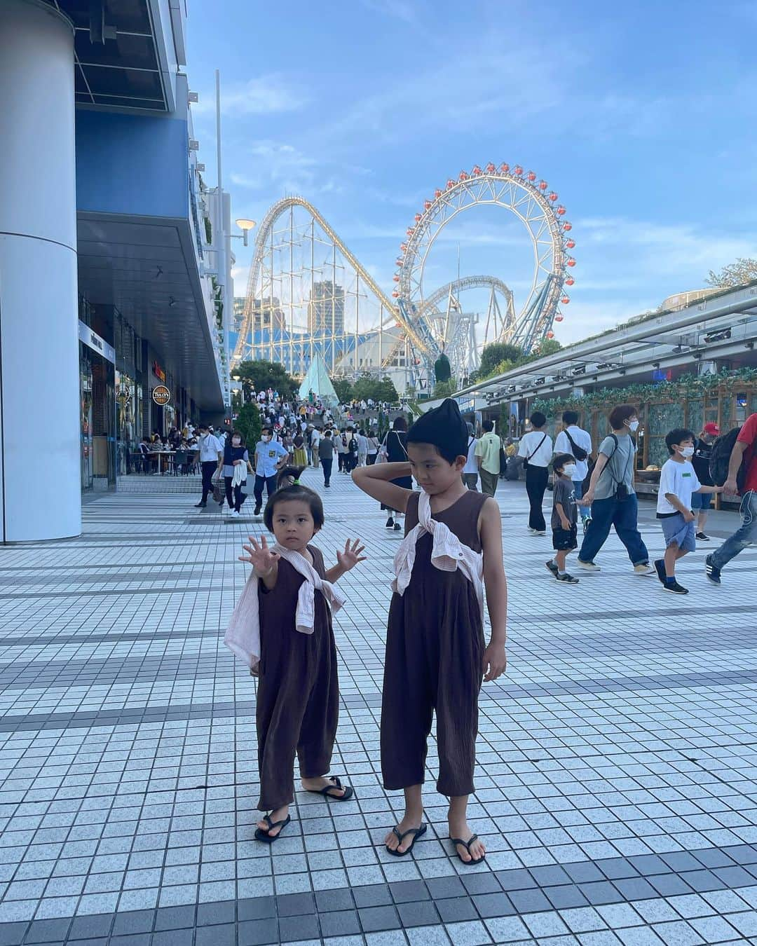 春名亜美さんのインスタグラム写真 - (春名亜美Instagram)「昨日は SEKAI NO OWARI DOME TOUR 2022「Du Gara Di Du」へ行ってきました🎪  " 最高 "  もう本当にこの一言。  ネタバレしてはいけないから、詳しいことが言えなくてめちゃくちゃ悔しいけど、 「え？これ本当にLIVEの為だけに作ったセットなの？」というくらい豪華で言葉を失ってしまった。 2日で壊してしまうなんてシンジラレナイ。  息子達はもう、生Habitで大っっっ興奮！！！　  そして… 長男が1番会いたかった人にも遭遇し、声をかけたら手も振って下さり… 「夢が叶った🥹」と泣きそうになってた😄  大人も子供もまるごと楽しんできました🥰  #tops @hiand_official  #pants @norc.jp  #bag @hermes  #shoes @tods  ・ ・ ・ #sekainoowari #DOMETOUR2022 #dugaradidu #東京ドーム #セカオワ #セカイノオワリ #セカイノオワリドームツアー #hiand #nork #hermes #tods」9月15日 10時43分 - amiharunaami