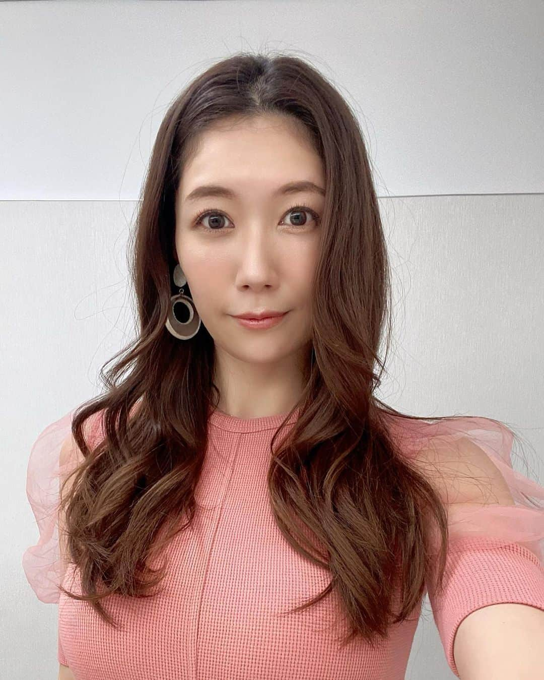 穂川果音さんのインスタグラム写真 - (穂川果音Instagram)「hairstyle  ゆる巻き♪  #ナチュラルヘア #大人めコーデ #ダウンスタイル　#イヤリング　#ゆる巻きヘア　#アベプラ　#お天気お姉さんコーデ　#大人めヘアアレンジ #ゆる巻き #大人めヘアアレンジ　#hairstyle #hairarrange #9月コーデ」9月15日 11時06分 - hokawakanonn