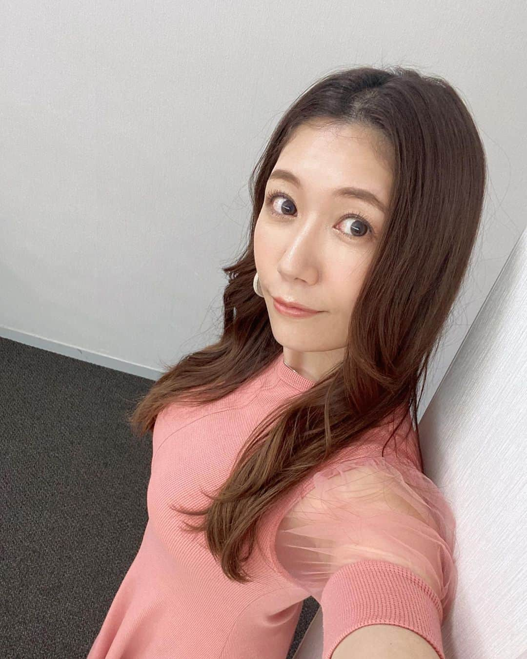 穂川果音さんのインスタグラム写真 - (穂川果音Instagram)「hairstyle  ゆる巻き♪  #ナチュラルヘア #大人めコーデ #ダウンスタイル　#イヤリング　#ゆる巻きヘア　#アベプラ　#お天気お姉さんコーデ　#大人めヘアアレンジ #ゆる巻き #大人めヘアアレンジ　#hairstyle #hairarrange #9月コーデ」9月15日 11時06分 - hokawakanonn