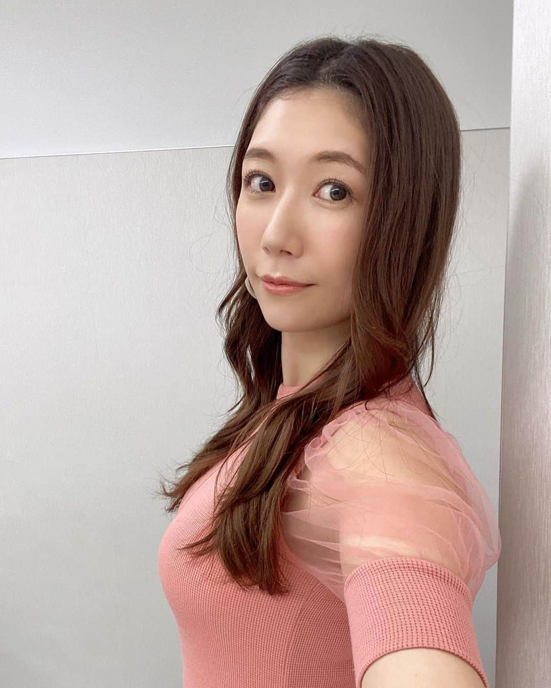 穂川果音さんのインスタグラム写真 - (穂川果音Instagram)「hairstyle  ゆる巻き♪  #ナチュラルヘア #大人めコーデ #ダウンスタイル　#イヤリング　#ゆる巻きヘア　#アベプラ　#お天気お姉さんコーデ　#大人めヘアアレンジ #ゆる巻き #大人めヘアアレンジ　#hairstyle #hairarrange #9月コーデ」9月15日 11時06分 - hokawakanonn