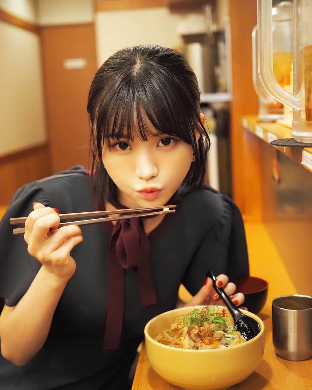 みもれもんさんのインスタグラム写真 - (みもれもんInstagram)「I wanted to eat miso ramen, so I ate it!  Ramen is excellent!🍜💖  久しぶりに味噌ラーメン🍜が 食べたくなって味噌ラーメンの お店に行って来たよ(｡・‧̫・｡)ｏ🪄💘  こってりしてて美味しかったぁ🥰  #みもれもん #黒髪 #ボブ #ショートヘア #ショヘジョ #水着 #人像攝影 #日本的 #粉我 #日本女孩 #Mimolemon  #asiangirl #glam #japan #portrait #cosplay」9月15日 11時44分 - mimore_mon0929