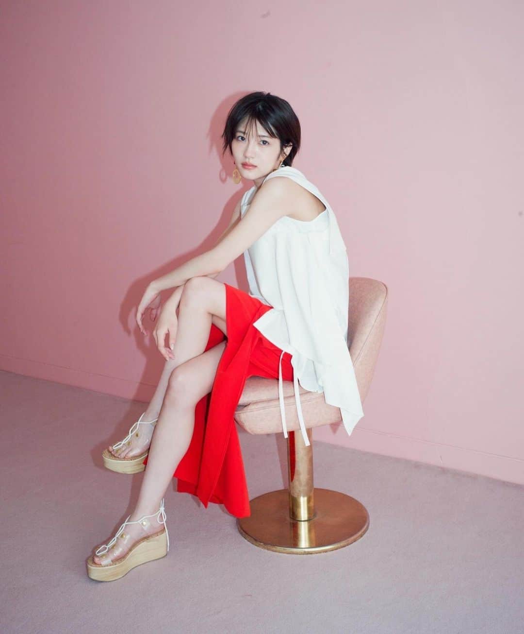 若月佑美さんのインスタグラム写真 - (若月佑美Instagram)「. 週刊SPA!合併号☺︎ 若月佑美の連載 #履き慣れない靴を履き潰すまで  素敵な写真がまた撮れました。 心を込めてコラムも書きました。 是非、見てください。 . #若月佑美」9月15日 16時25分 - yumi_wakatsuki_official