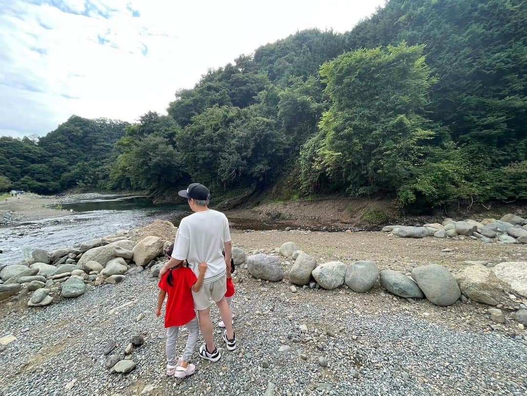 田村淳さんのインスタグラム写真 - (田村淳Instagram)「久しぶりの休日でBBQ 娘たちも大自然に大喜び 川は1人で行くと危険だよ！と言い過ぎたのか、川を見るのにずっとべったりでした。この距離嬉しい過ぎるwいつの日か離れていくから今のうちの距離感^_^  久しぶりの友人たちと22名でBBQ…みんな家族で参加して良い時間だったなぁ✨都内から1時間ちょいで着くお気に入りキャンプ場⛺️🏕  #長女パパのシャツ強く掴み過ぎだろ！」9月15日 17時18分 - atsushilb