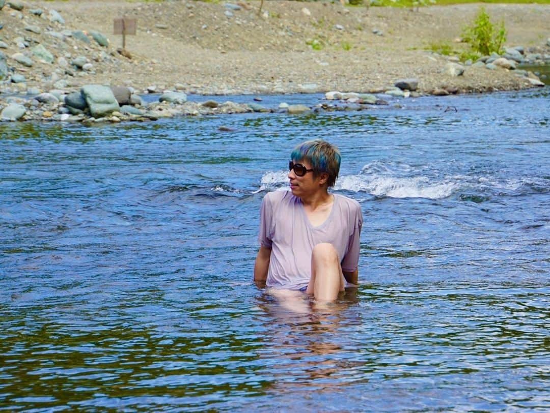 田村淳さんのインスタグラム写真 - (田村淳Instagram)「久しぶりの休日でBBQ 娘たちも大自然に大喜び 川は1人で行くと危険だよ！と言い過ぎたのか、川を見るのにずっとべったりでした。この距離嬉しい過ぎるwいつの日か離れていくから今のうちの距離感^_^  久しぶりの友人たちと22名でBBQ…みんな家族で参加して良い時間だったなぁ✨都内から1時間ちょいで着くお気に入りキャンプ場⛺️🏕  #長女パパのシャツ強く掴み過ぎだろ！」9月15日 17時18分 - atsushilb