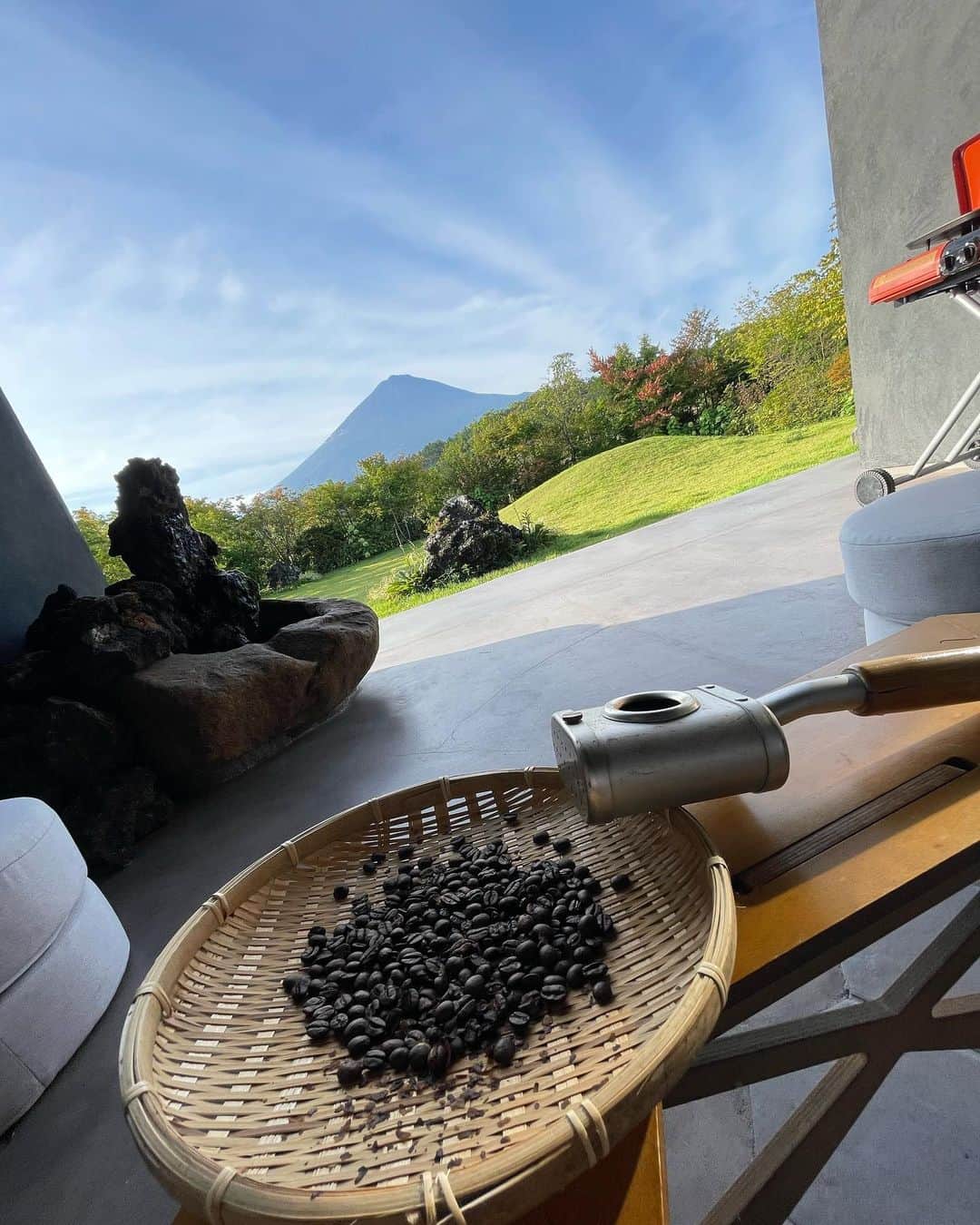 角田聖奈さんのインスタグラム写真 - (角田聖奈Instagram)「河口湖🐶🗻🍃  永遠に富士山を眺めた2日間🥹 静かなところで自然いっぱい感じた🍃 人生で初めて自分の手で薪を割ってサウナ入ったり、初めてコーヒー焙煎したり☕️ 近くでフルーツやお野菜買って自分達でごはん準備して🌽 普段は味わえない濃厚な時間を過ごしたよ🥰🫶  大人になるとこういう時間の過ごし方が何よりも贅沢に感じる。  ママとクララお誕生日おめでとう🎂💗✨  #お誕生日旅行 #犬と旅行 #河口湖 #富士山 #貸別荘 #サウナ #サウナ付きホテル #コーヒー焙煎 #自然 #リフレッシュ #デトックス #abrasushotelfuji #abrasushotel @abrasushotel」9月15日 18時54分 - seina1105