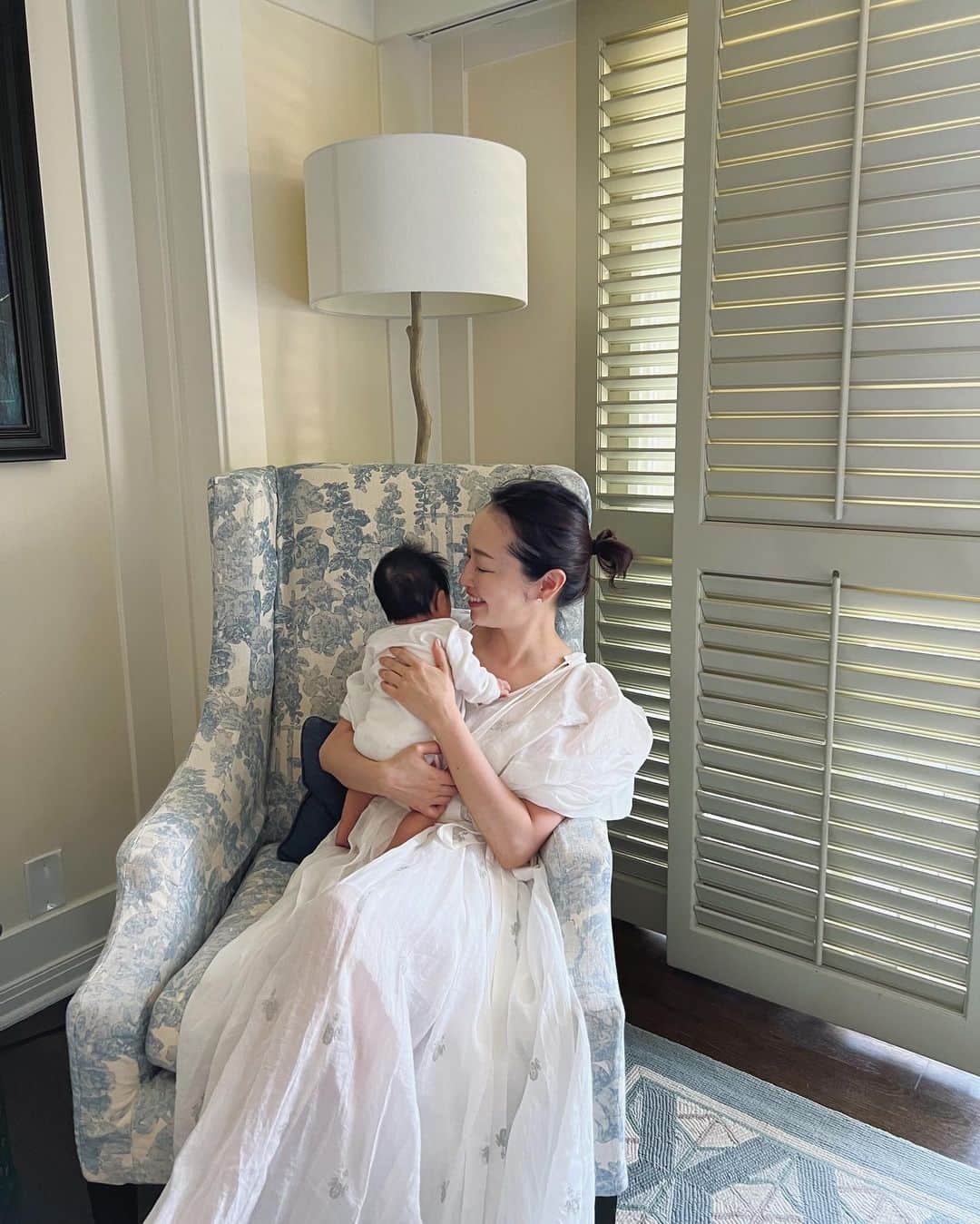 翁安芸さんのインスタグラム写真 - (翁安芸Instagram)「Precious Baby…🤍🤍🤍 お姉ちゃんがプールの合間にべったり時間🥰 ...
