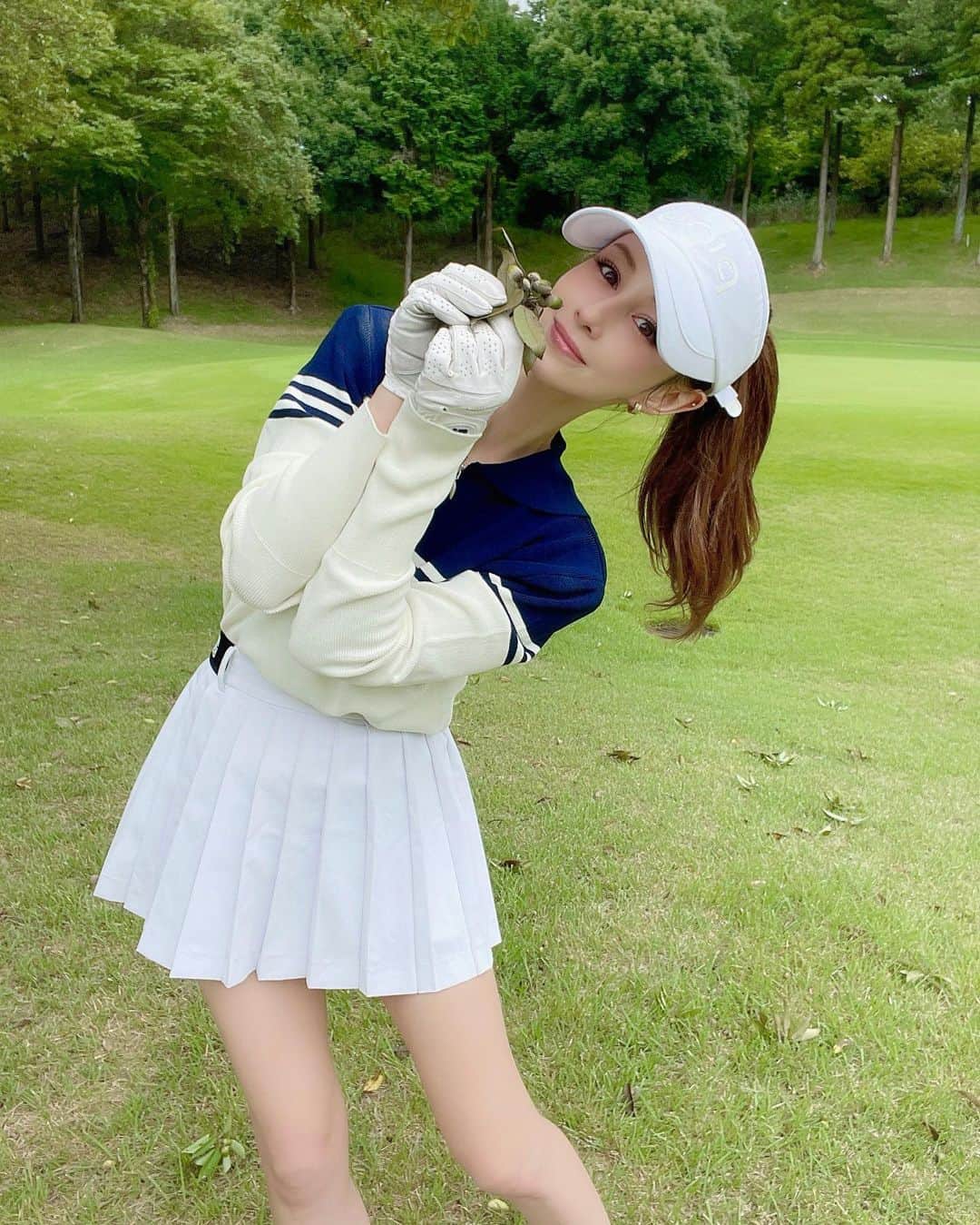 ダレノガレ明美さんのインスタグラム写真 - (ダレノガレ明美Instagram)「マネージャーさんとコーチとゴルフ⛳️ ラウンド1か月ぶりで、 練習もできてなくて心配でしたが スコア93✌️ 90切りたいなぁ🥲  久しぶりのラウンド楽しすぎました🌼 ウェアは韓国ブランドの @lenucu_official です！  #ゴルフ」9月15日 20時18分 - darenogare.akemi