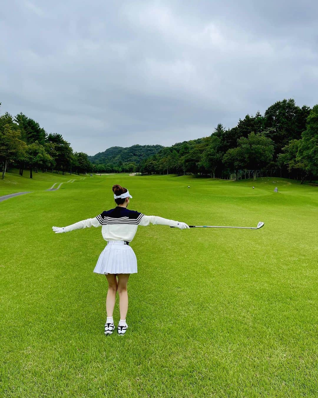 ダレノガレ明美さんのインスタグラム写真 - (ダレノガレ明美Instagram)「マネージャーさんとコーチとゴルフ⛳️ ラウンド1か月ぶりで、 練習もできてなくて心配でしたが スコア93✌️ 90切りたいなぁ🥲  久しぶりのラウンド楽しすぎました🌼 ウェアは韓国ブランドの @lenucu_official です！  #ゴルフ」9月15日 20時18分 - darenogare.akemi