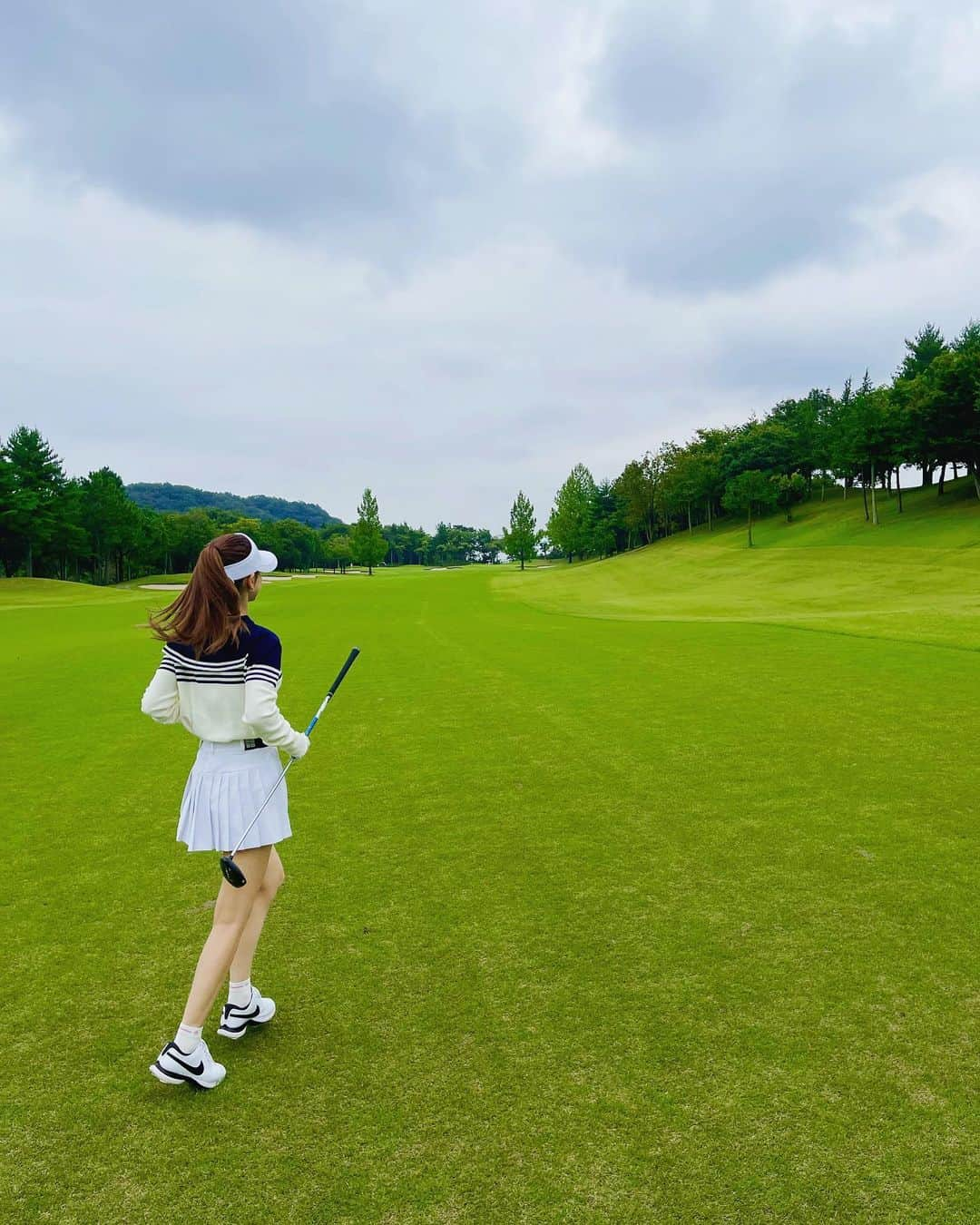 ダレノガレ明美さんのインスタグラム写真 - (ダレノガレ明美Instagram)「マネージャーさんとコーチとゴルフ⛳️ ラウンド1か月ぶりで、 練習もできてなくて心配でしたが スコア93✌️ 90切りたいなぁ🥲  久しぶりのラウンド楽しすぎました🌼 ウェアは韓国ブランドの @lenucu_official です！  #ゴルフ」9月15日 20時18分 - darenogare.akemi